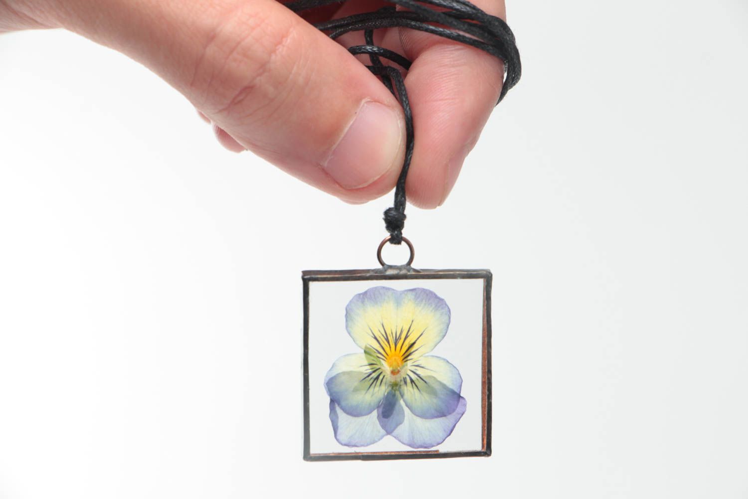 Pendentif avec fleur séchée de pensée fait main en verre carré sur lacet ciré photo 5