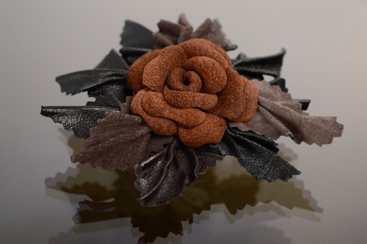 Broche barrette faite main originale en cuir Fleur photo 1