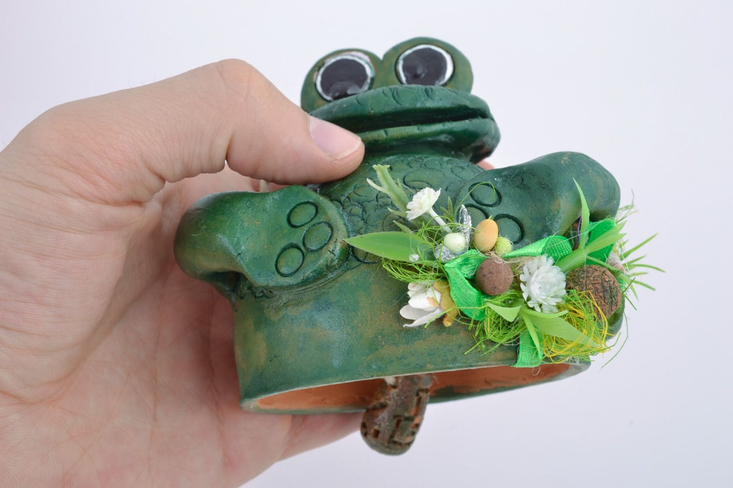 Колокольчик ручной работы в виде лягушки расписной из глины фото 2