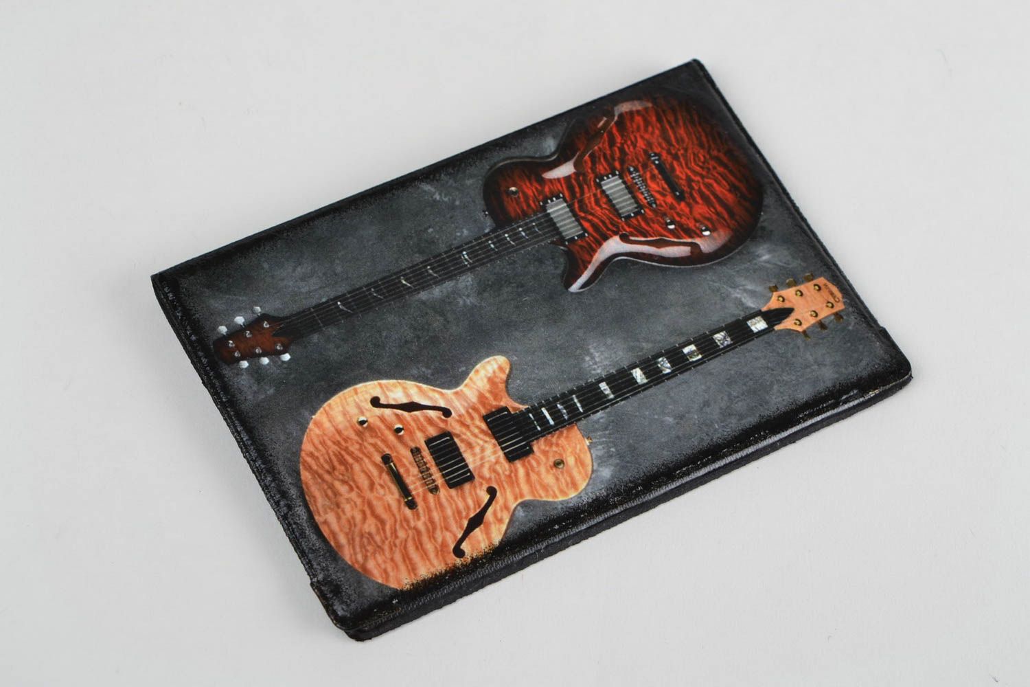 Handgemachte Passhülle aus Kunstleder in Decoupage dunkel für Mann Gitarren foto 4