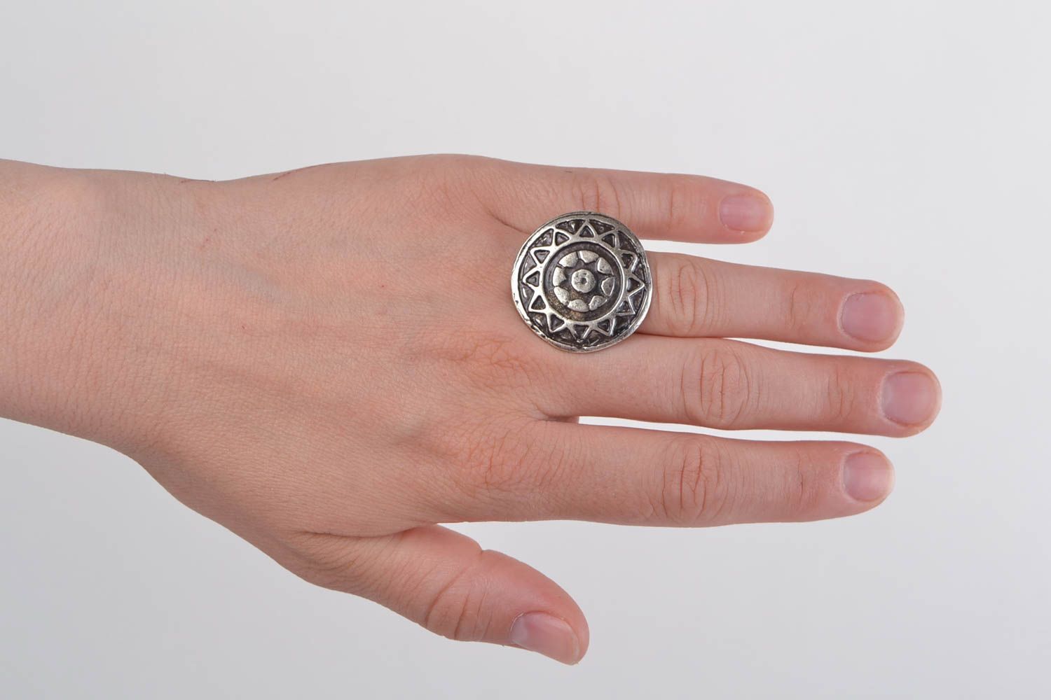Металлическое кольцо из ЦАМа ручной работы круглое с оригинальным узором фото 1