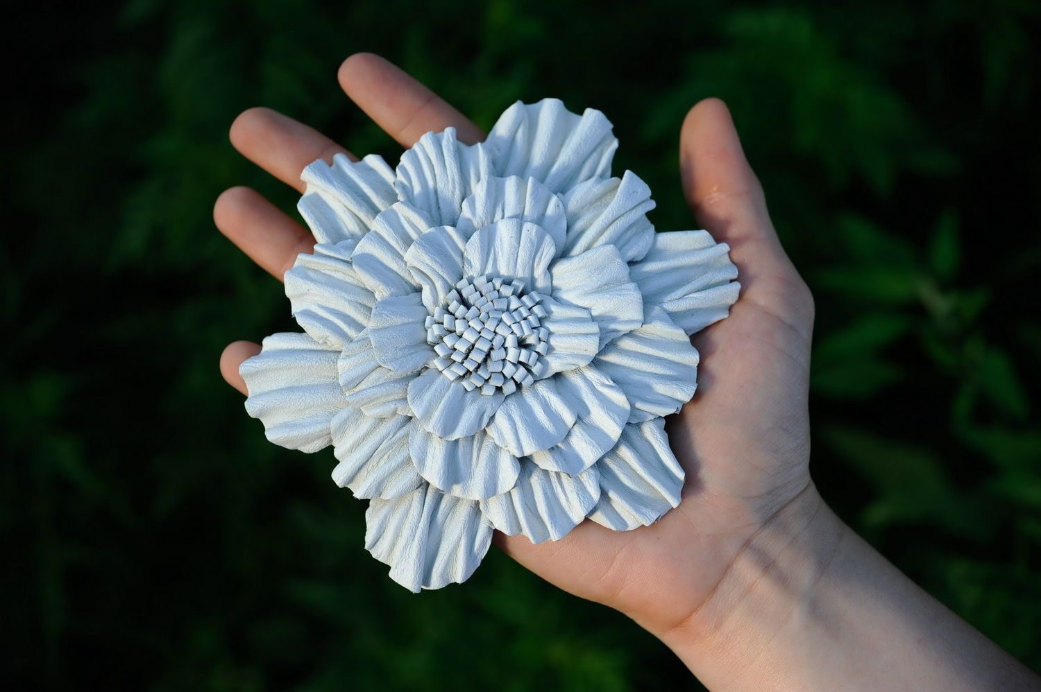 Broche en cuir en forme de fleur faite main photo 5