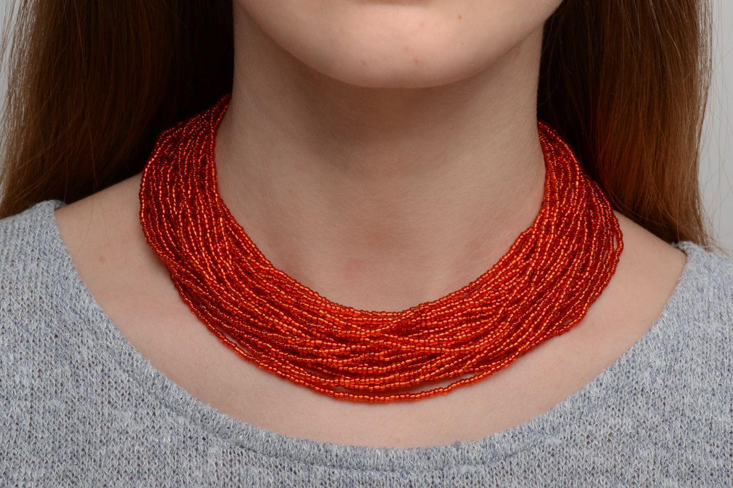 Joli collier en perles de rocaille rouges fait main accessoire pour femme photo 1