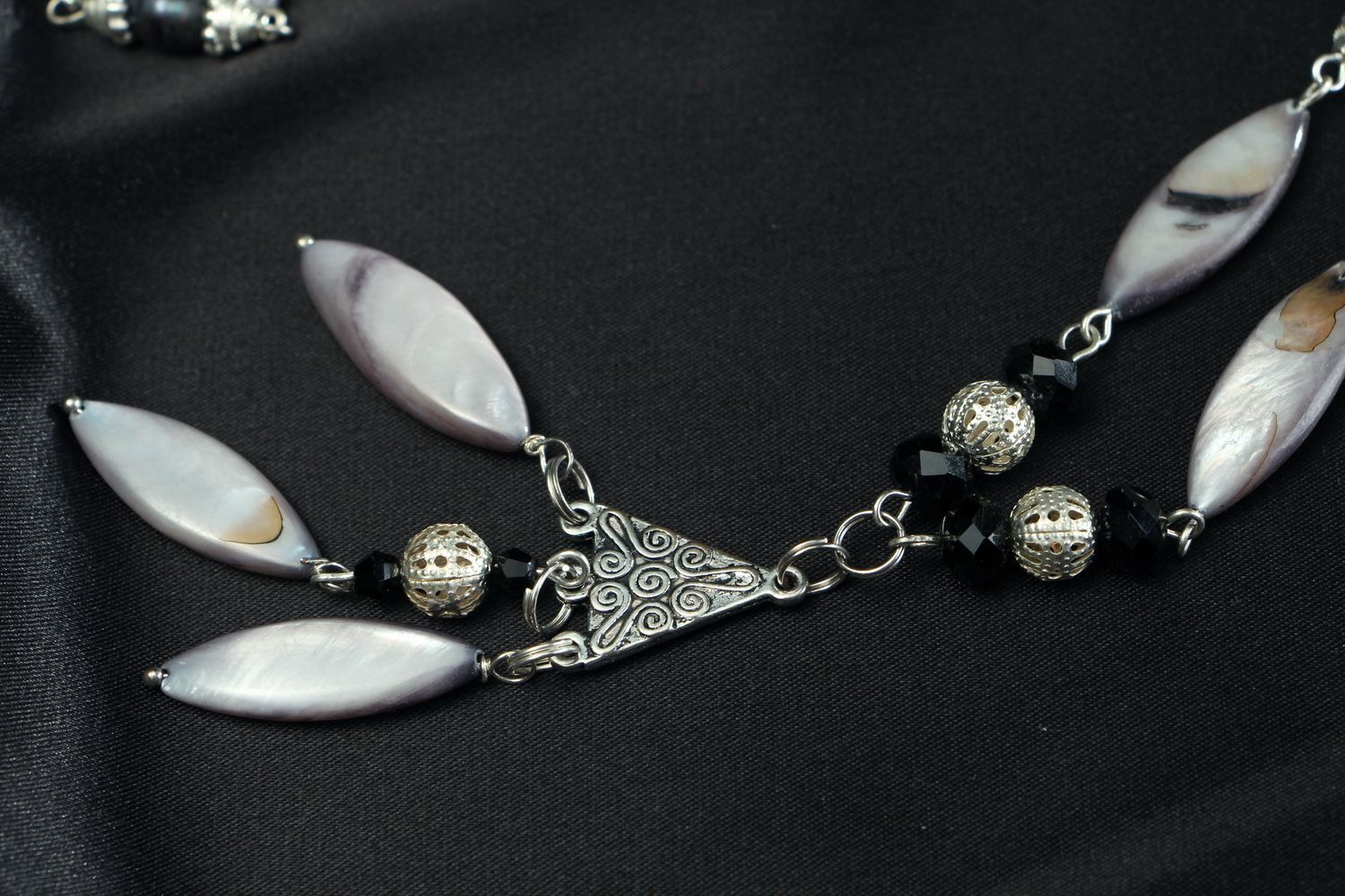 Handmade Collier aus Perlmutt und schwarzen Perlen foto 3