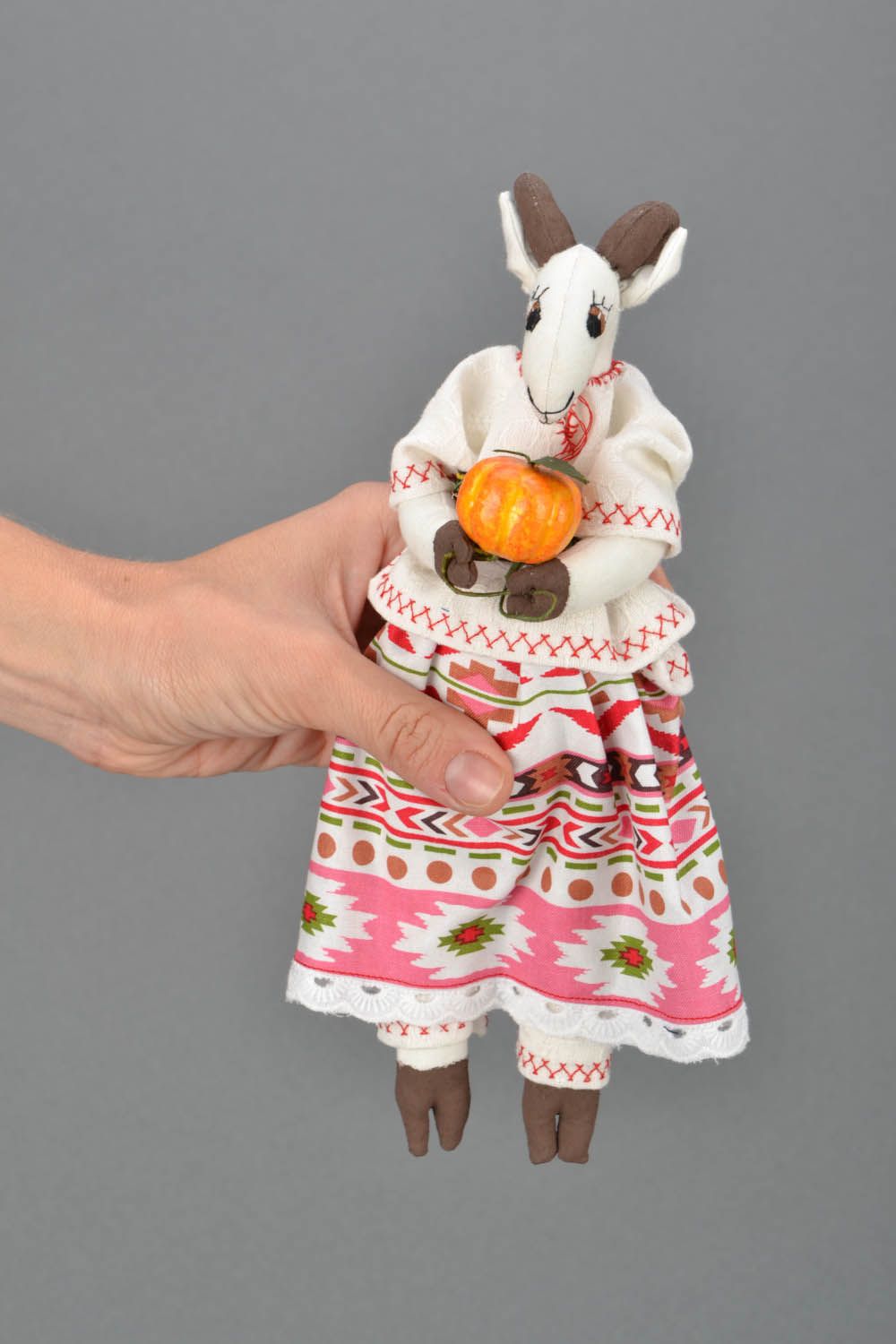 Brinquedo macio artesanal costurado de tecido Cabra Helga foto 2