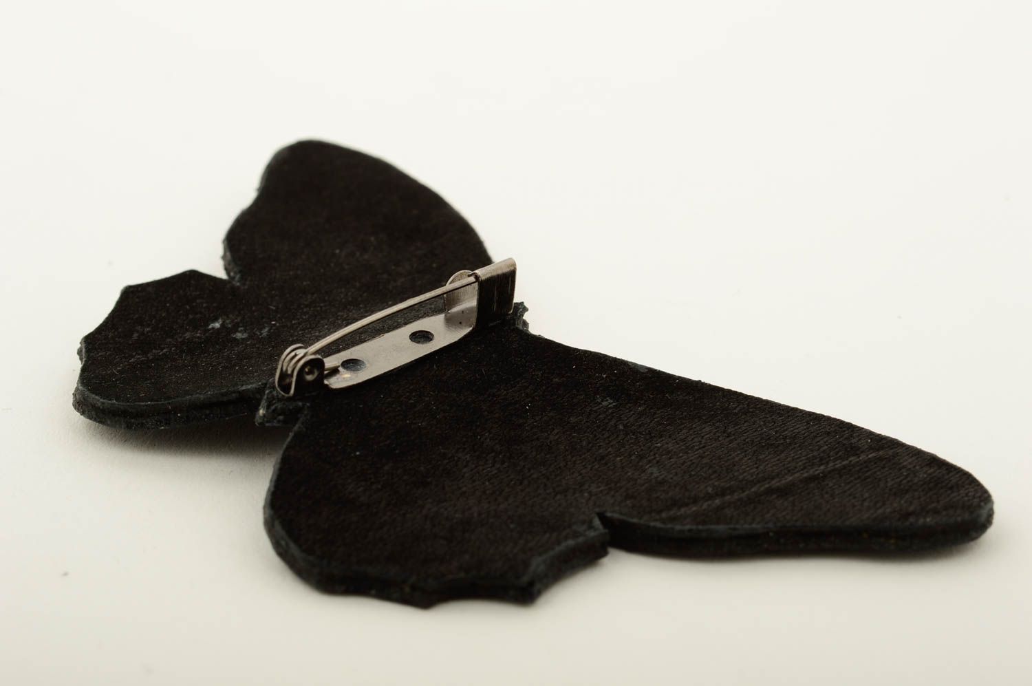 Broche noire faite main Bijou en cuir papillon design original Cadeau femme photo 5