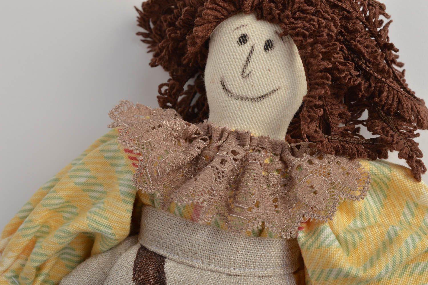 Красивая авторская тканевая кукла ручной работы в платье на подарок для девочки фото 3