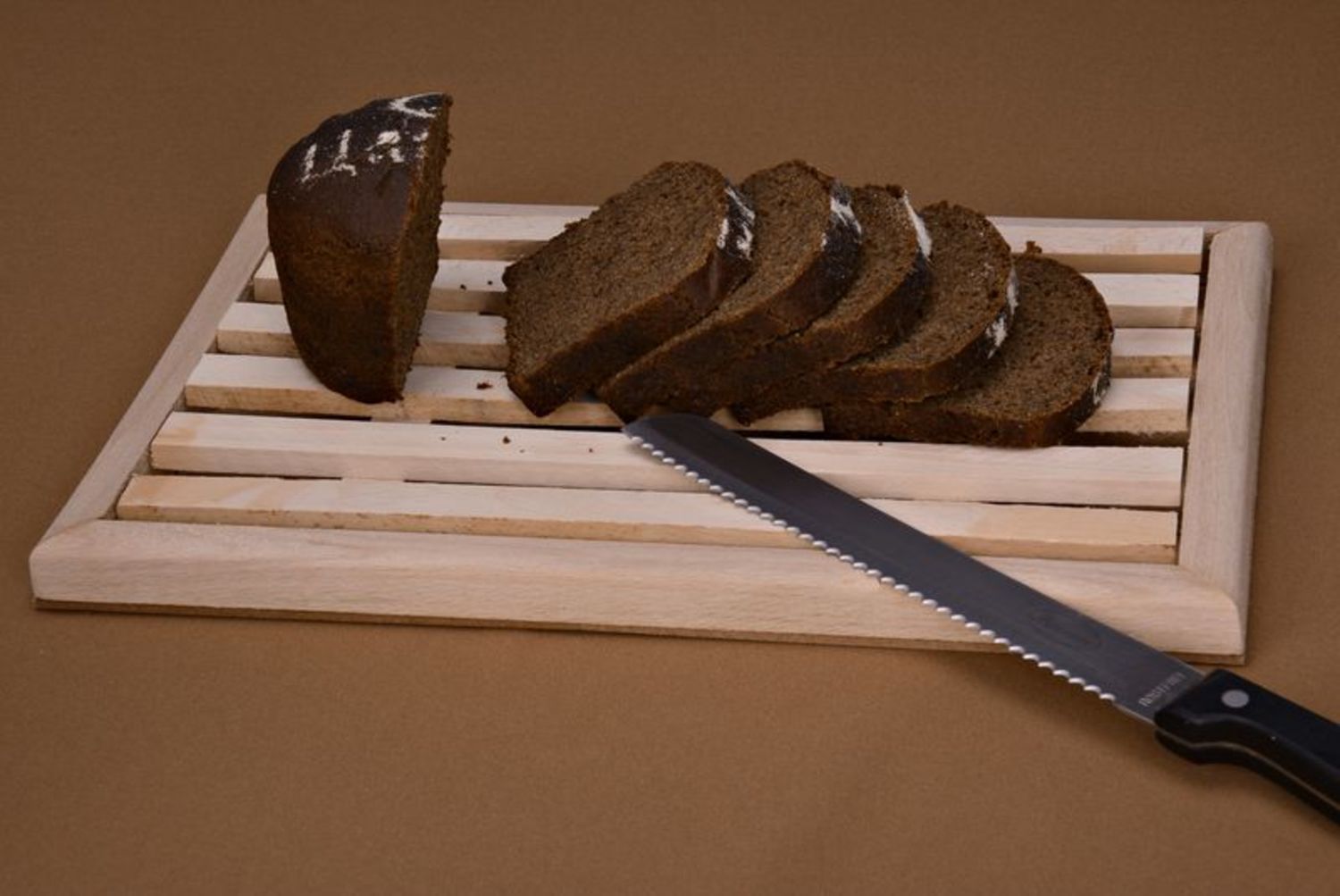 Wooden chopping board for bread photo 1