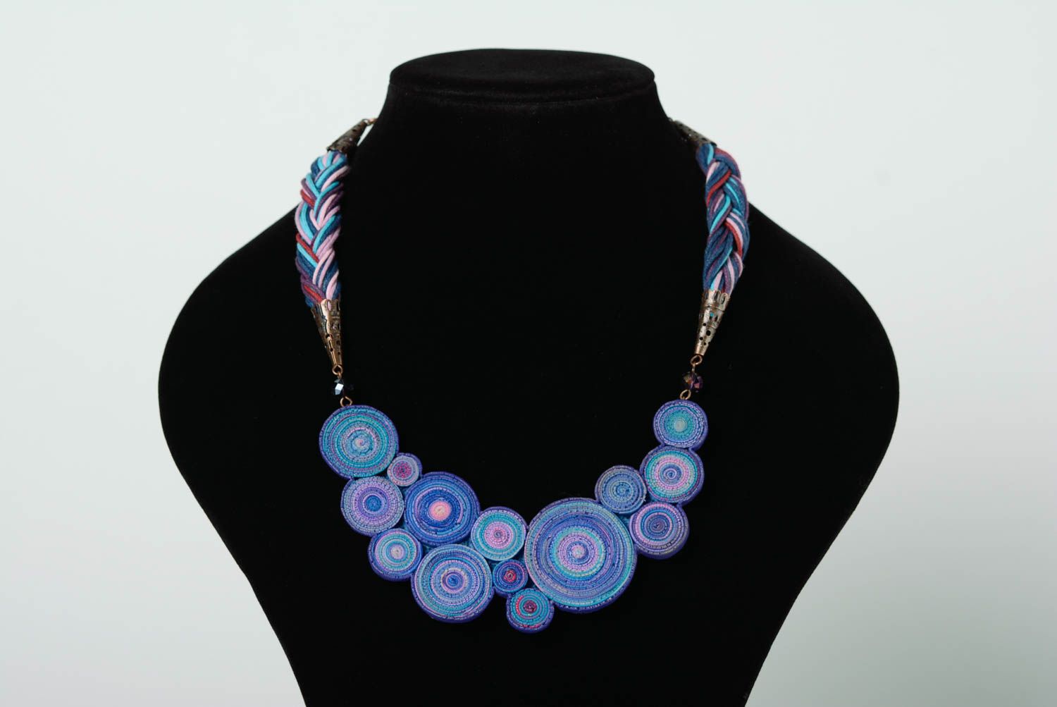 Collar hecho a mano de arcilla polimérica de color azul con cordones artesanal foto 1