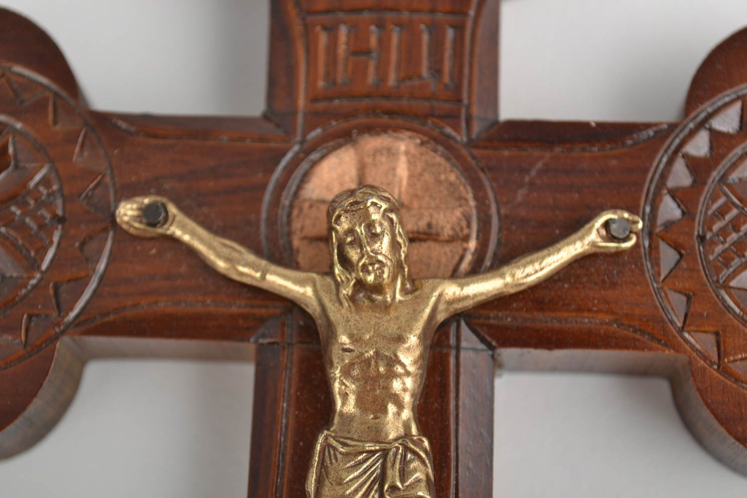 Крест ручной работы резной крест из дерева украшение на стену крест с распятием фото 2