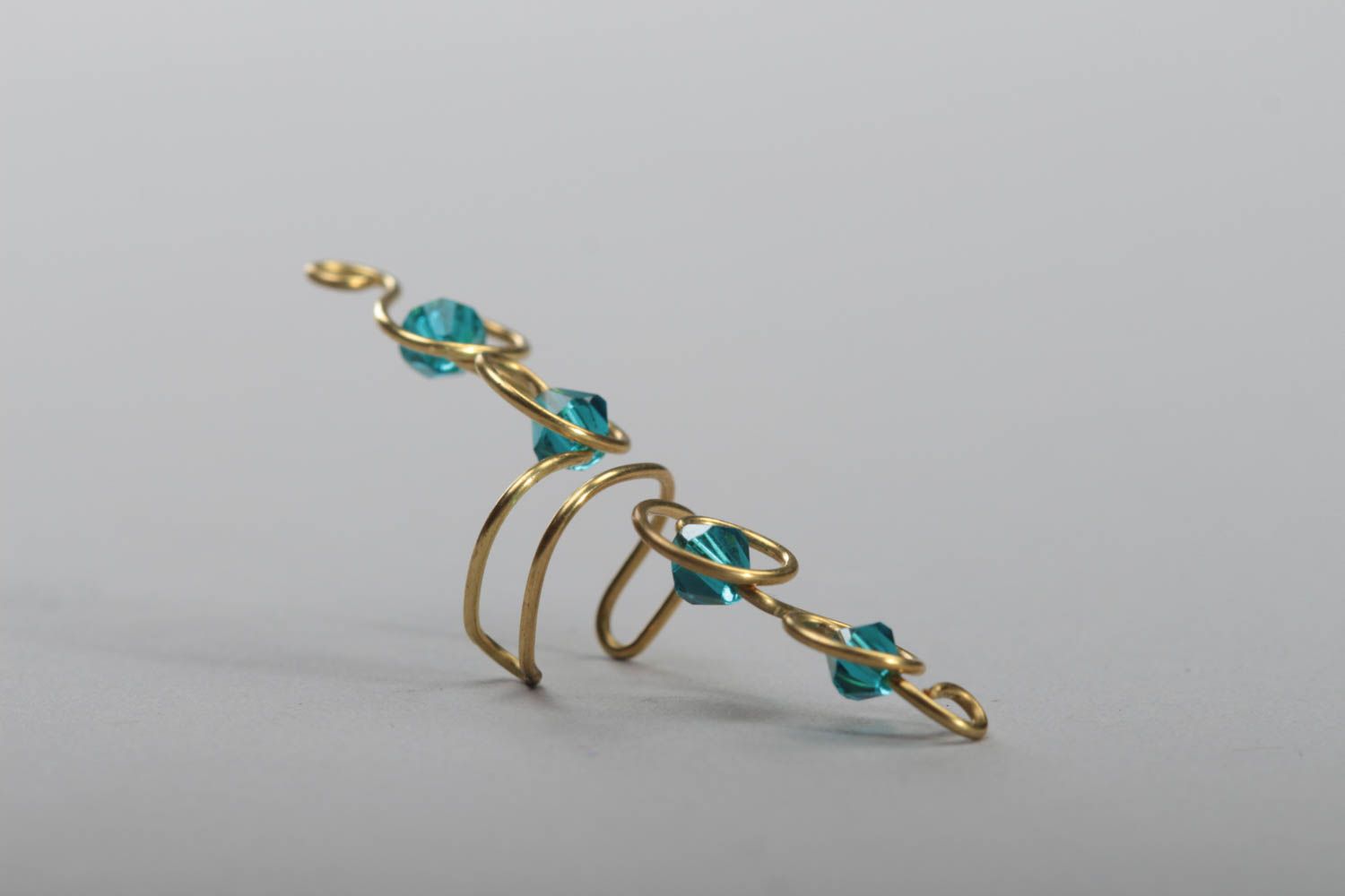 Boucle d'oreille ear cuff en métal avec perles de cristal bleues faite main photo 3