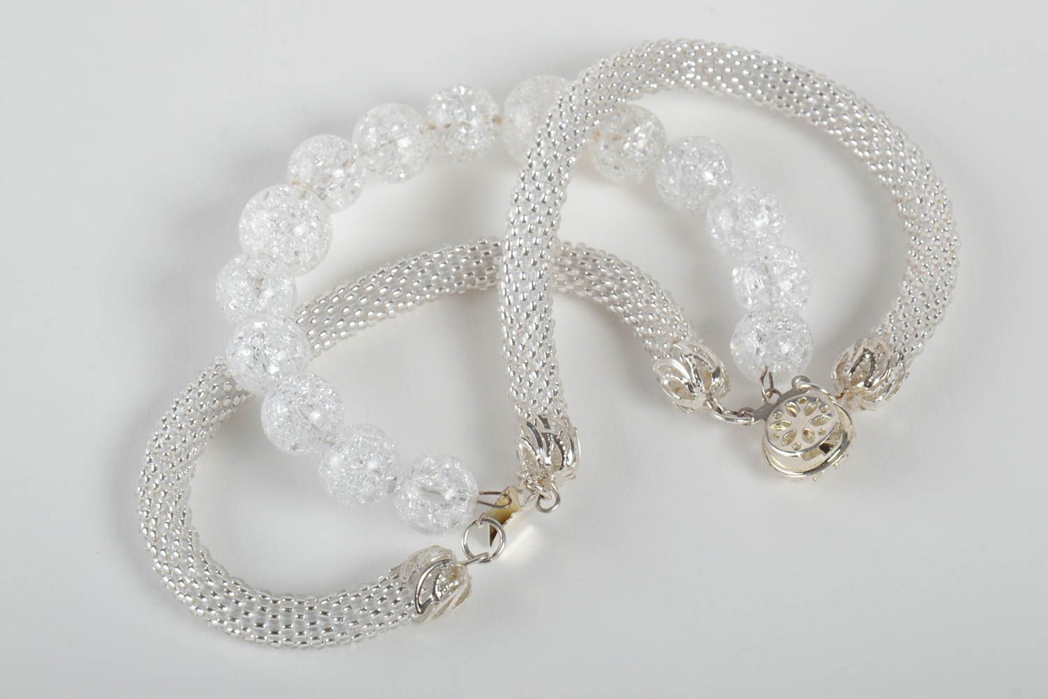 Handmade weißes Armband Schmuck aus Rocailles und Glasperlen Frauen Accessoire foto 4