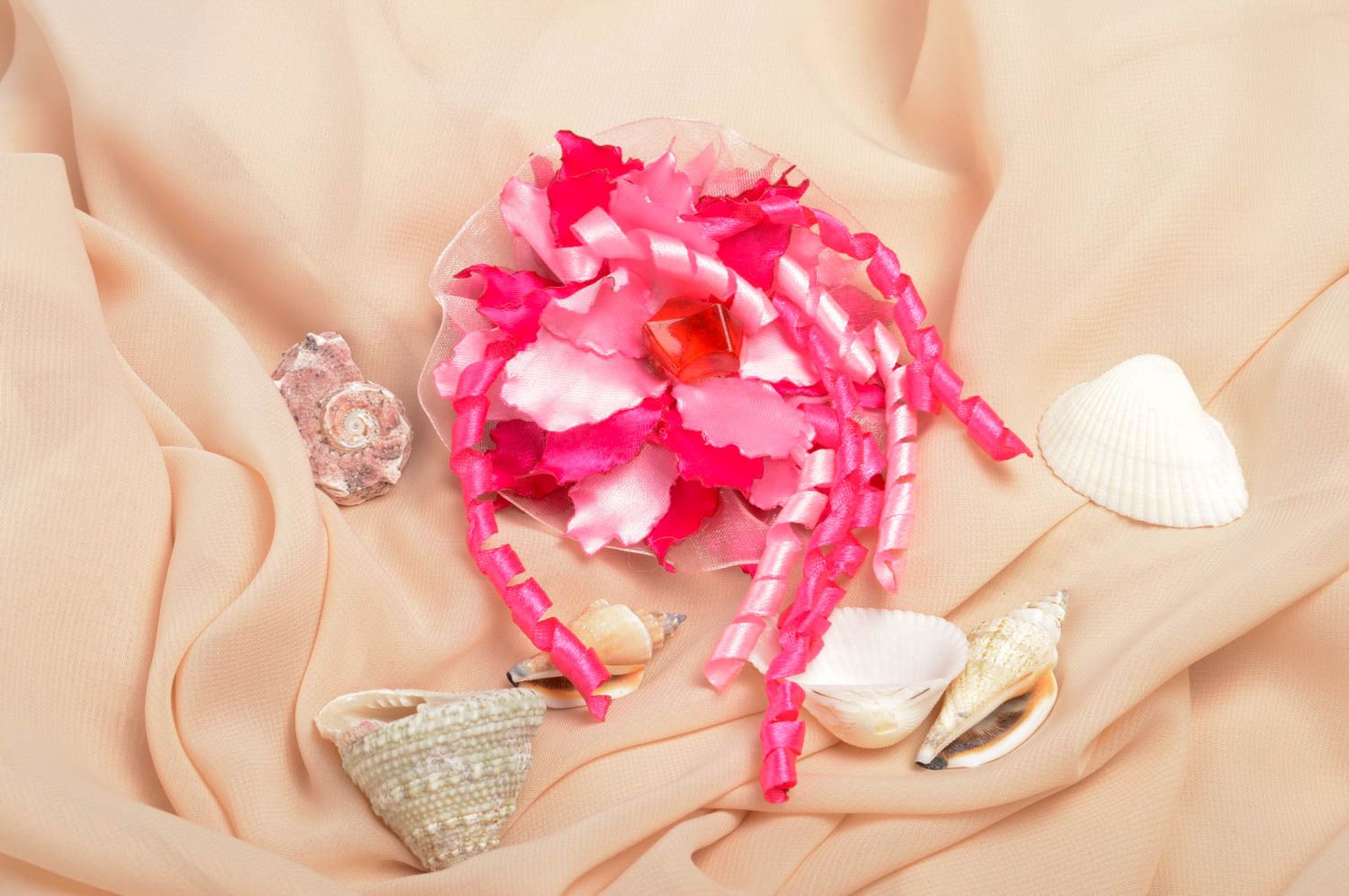 Розовое украшение ручной работы аксессуар для волос заколка с цветком из лент фото 1