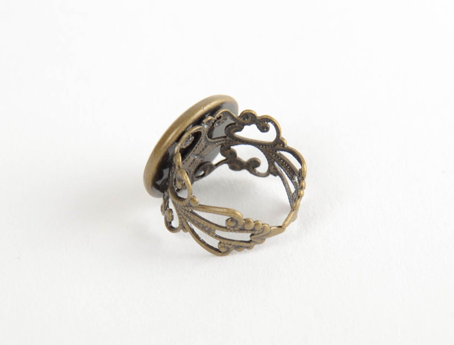 Runder weißer schöner handgemachter Ring aus Epoxidharz mit Trockenblumen foto 5