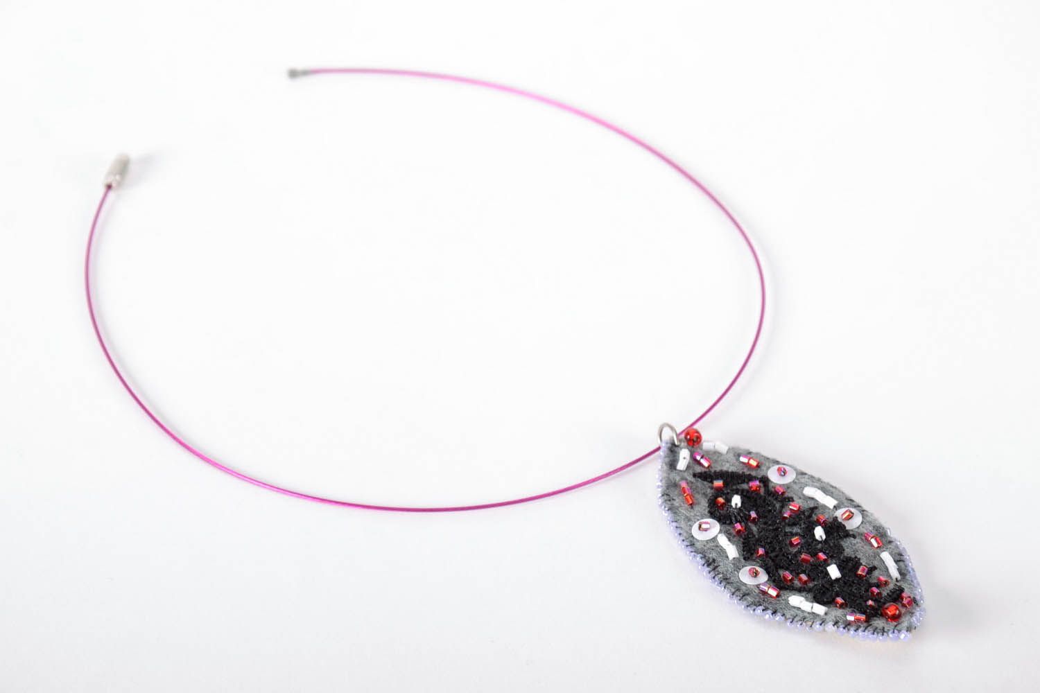 Necklace with beads and fasteners photo 1