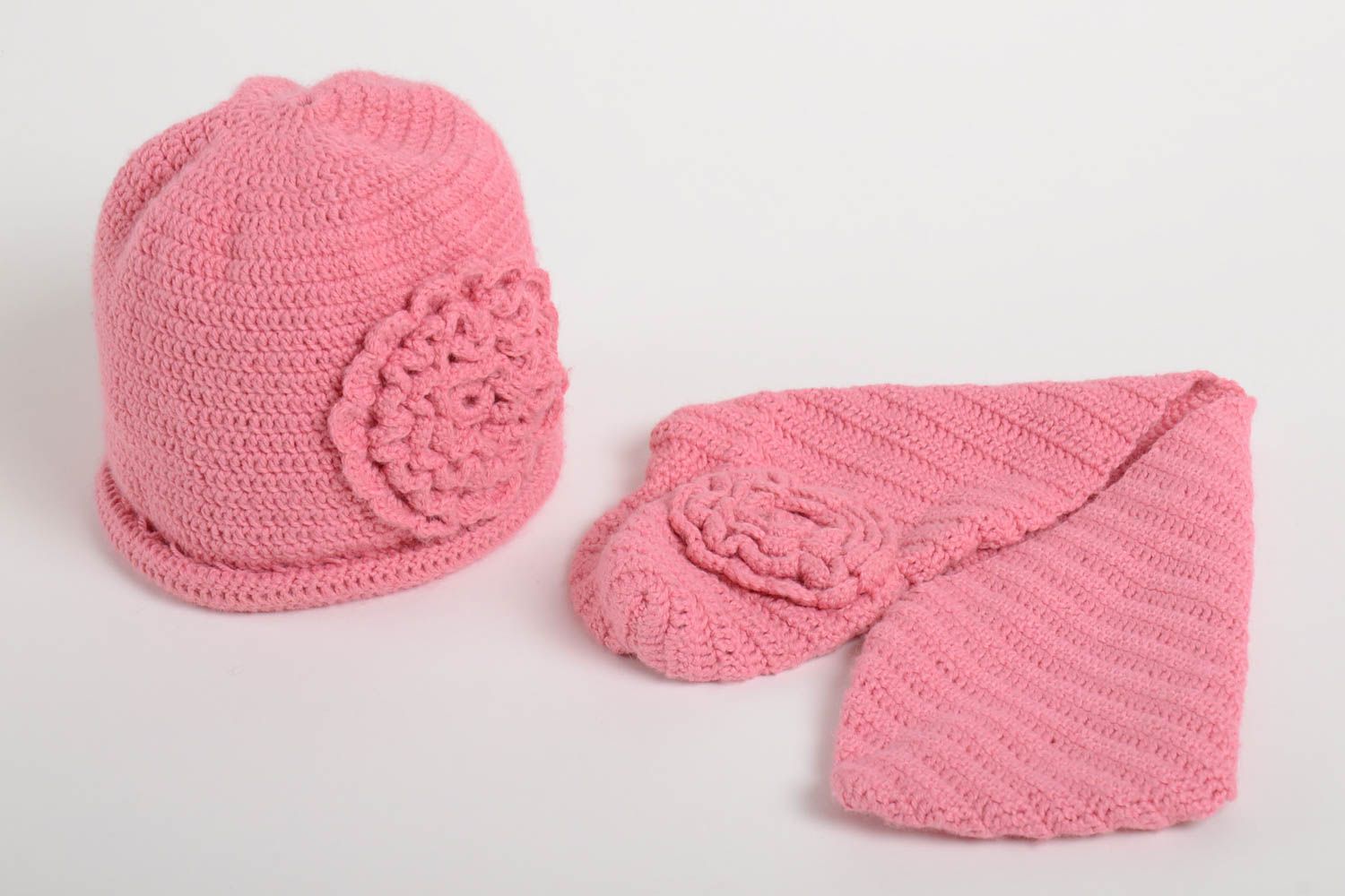 Набор вязаных аксессуаров для девочки ручной работы шапка и шарф розовые фото 1