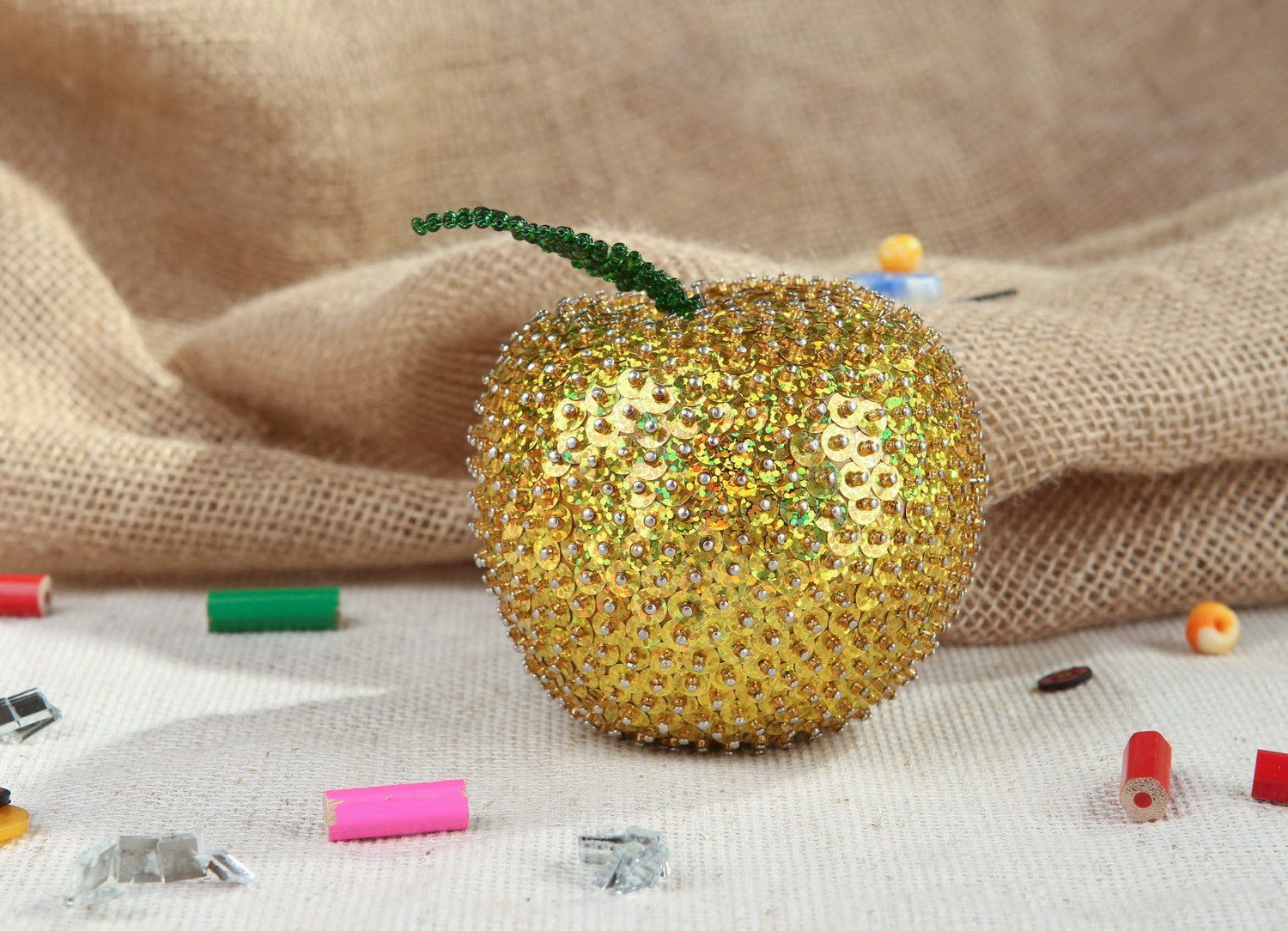 Pomme artificielle décorative en perles de rocailles  photo 5