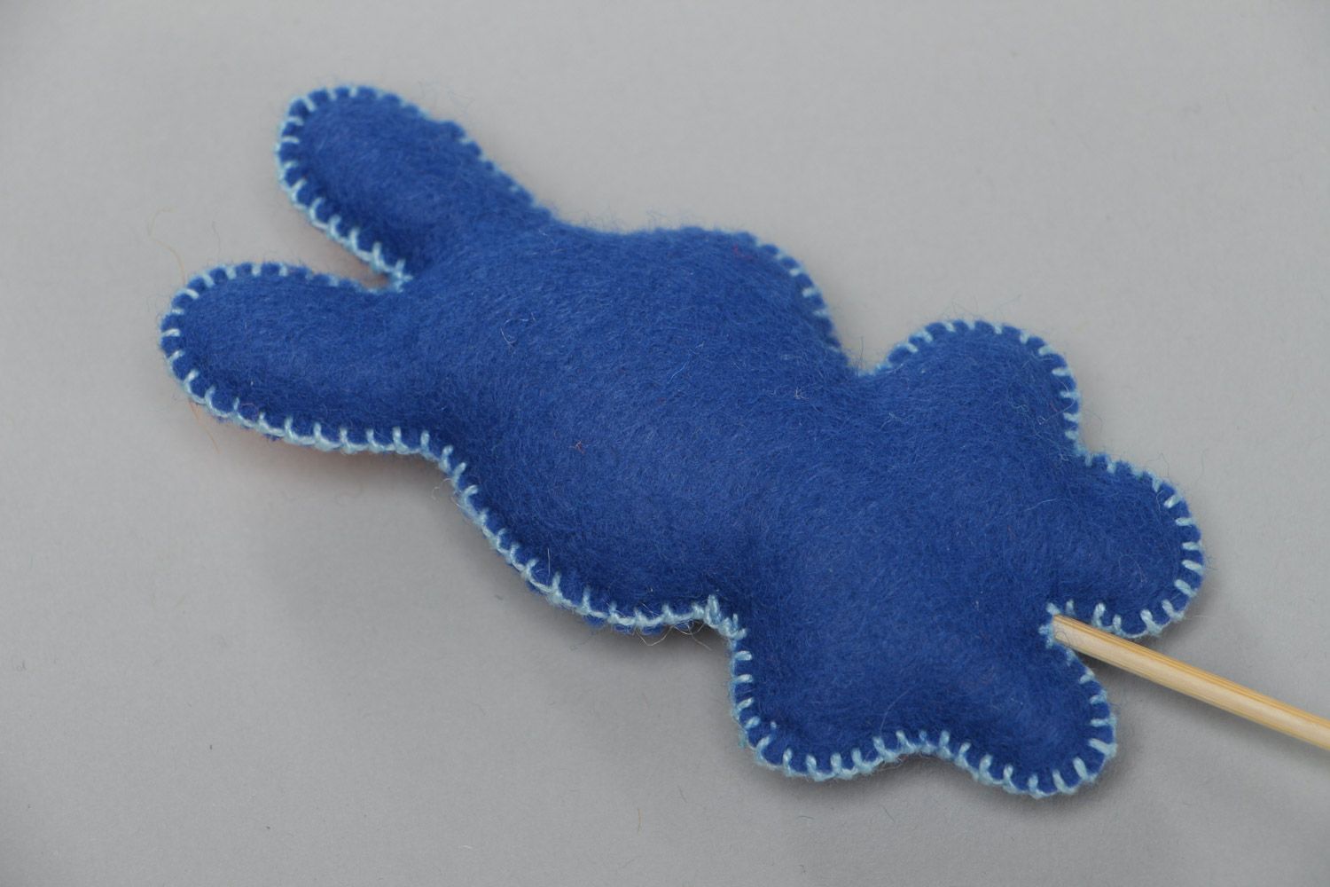 Игрушка заяц маленький синий из фетра на палочке декоративный ручной работы фото 4