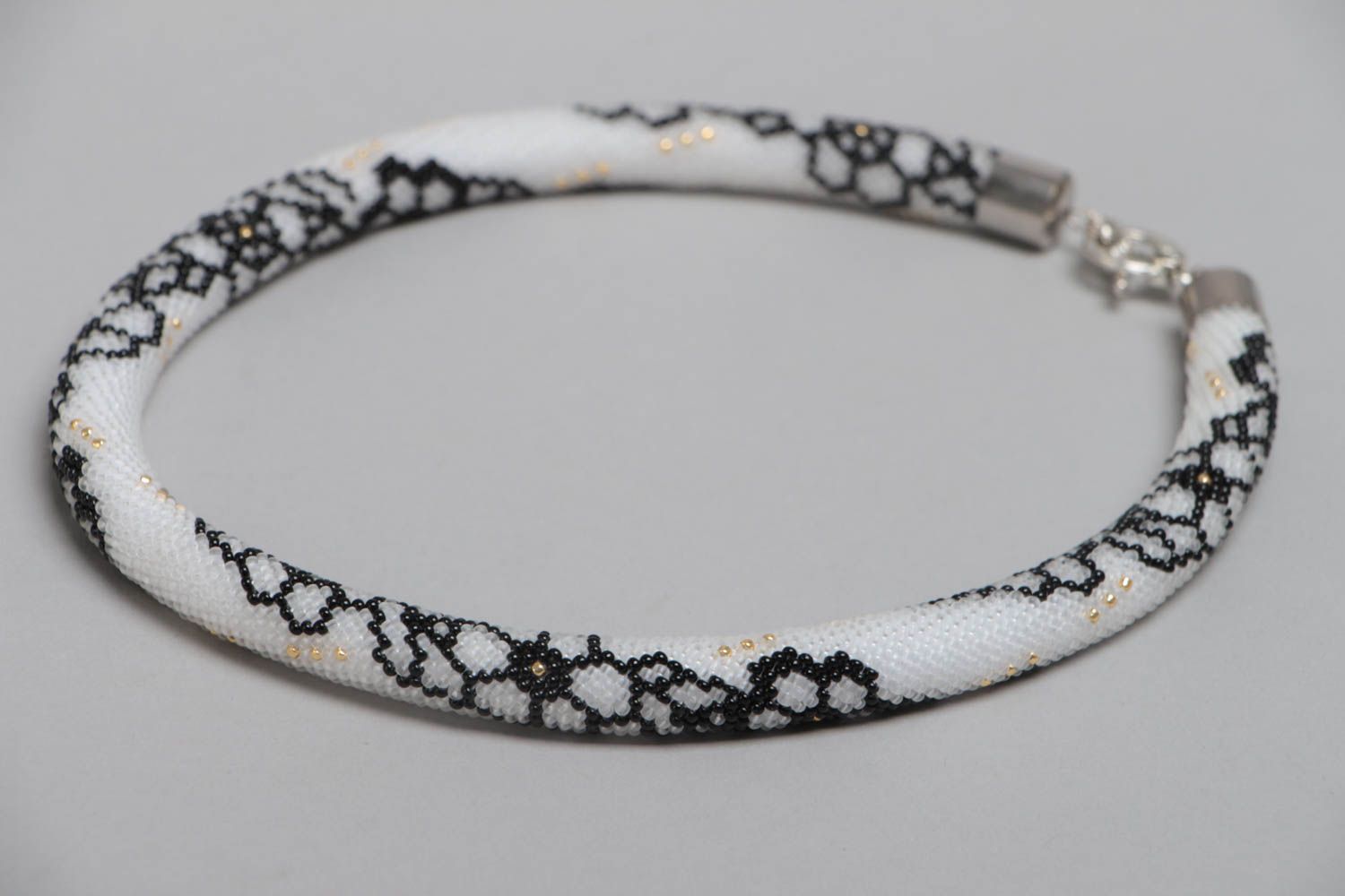 Collier spirale en perles de rocaille tchèques fait main avec motif floral photo 3
