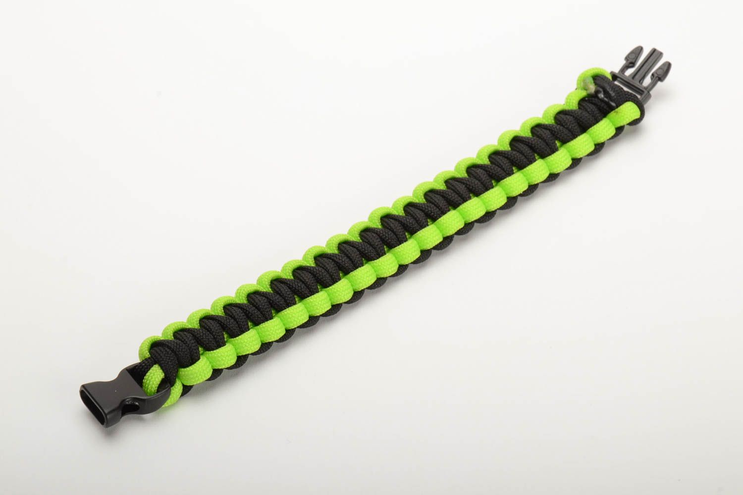 Geflochtenes Armband aus Paracord Schnur künstlerisch schwarz grün foto 4