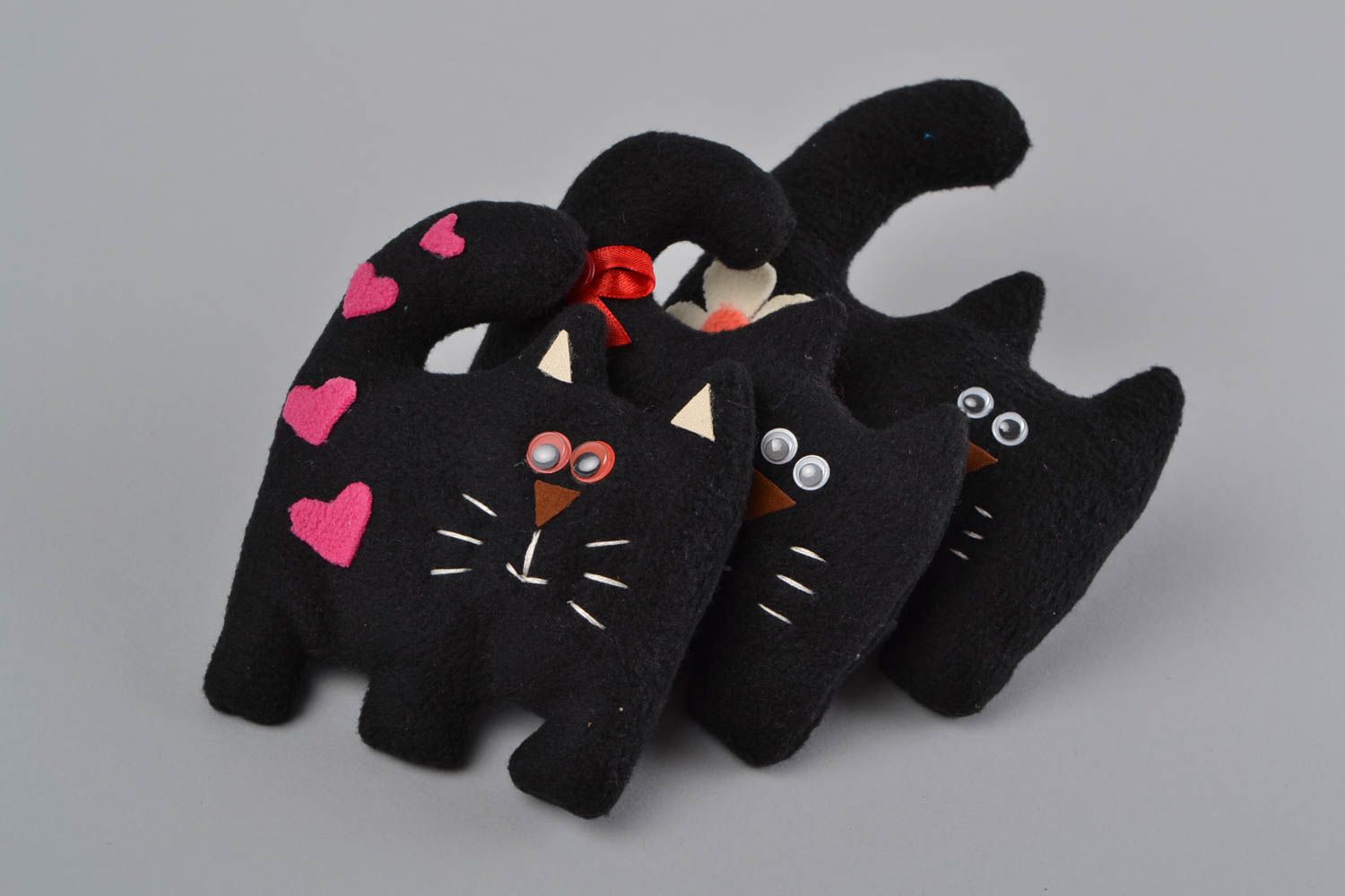 Игрушка из флиса кот мягкая черная с сердечками красивая небольшая ручной работы фото 1