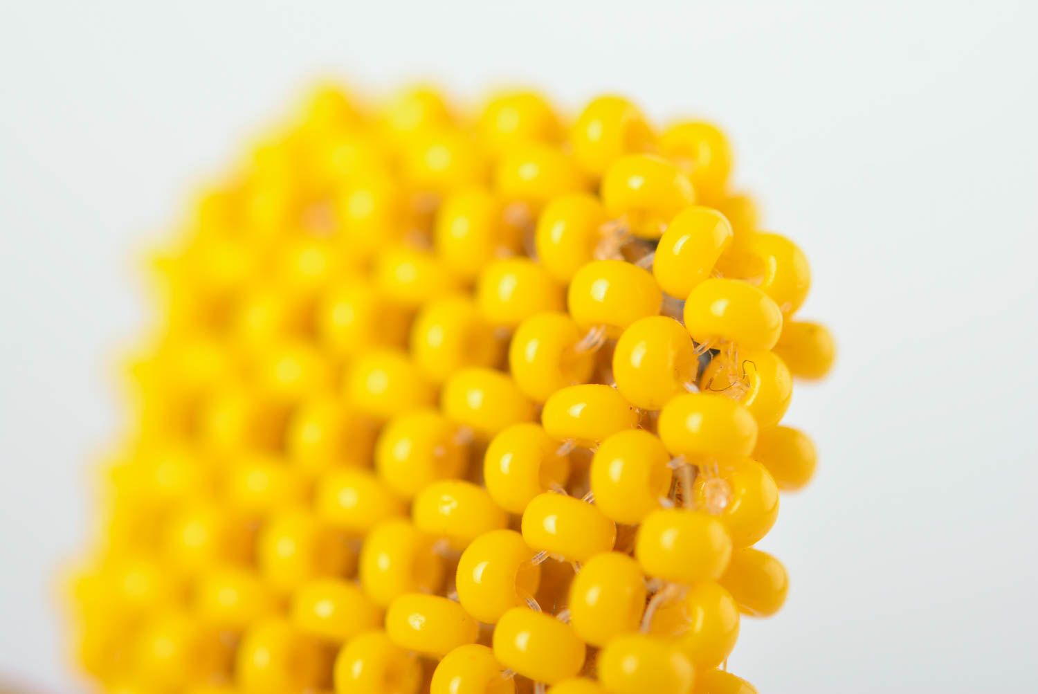 Брелок из бисера брелок ручной работы брелок для ключей в виде желтого смайла фото 3