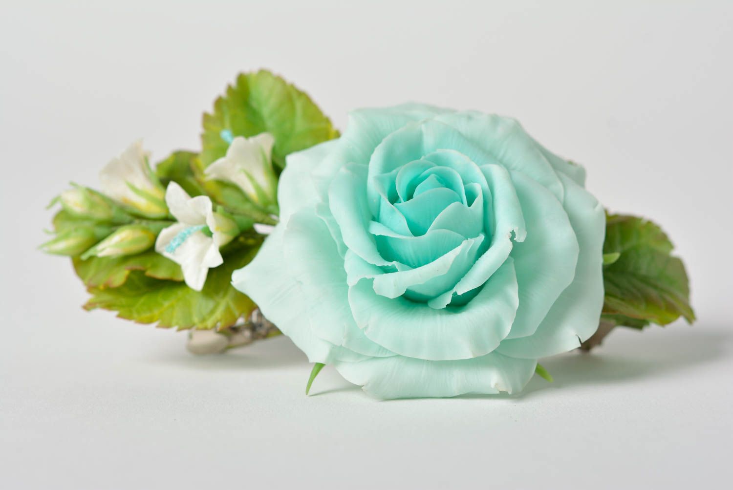 Pasador de pelo con flores de arcilla polimérica con hojas artesanal azul verde foto 2
