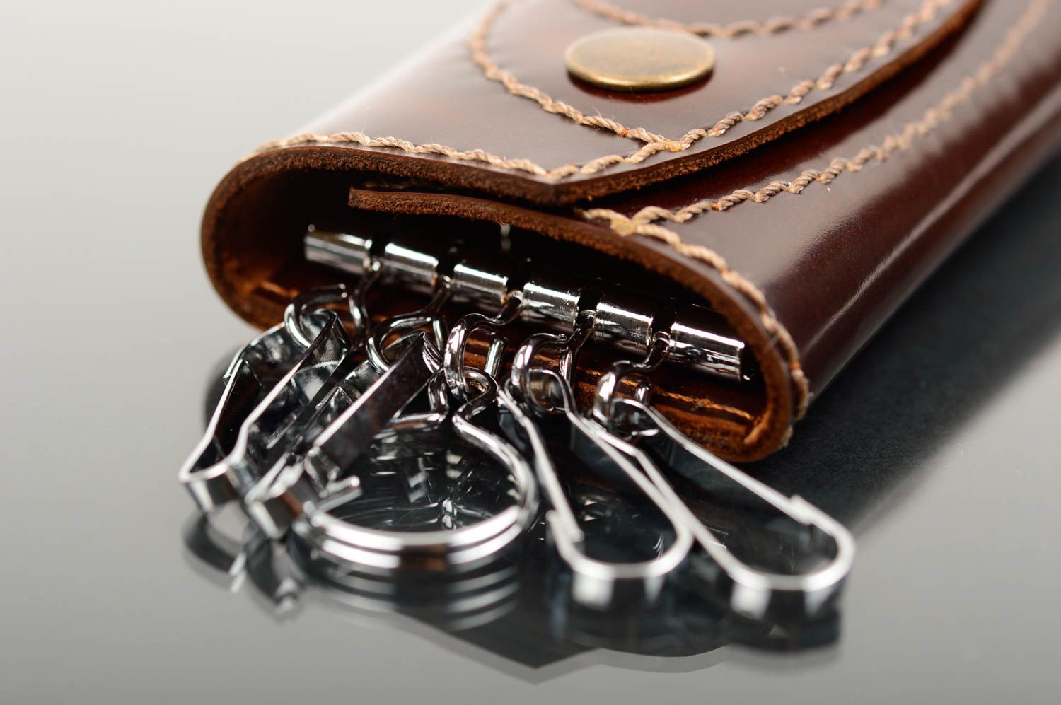 Schönes stilvolles elegantes braunes handgemachtes Schlüsseletui aus Leder foto 2