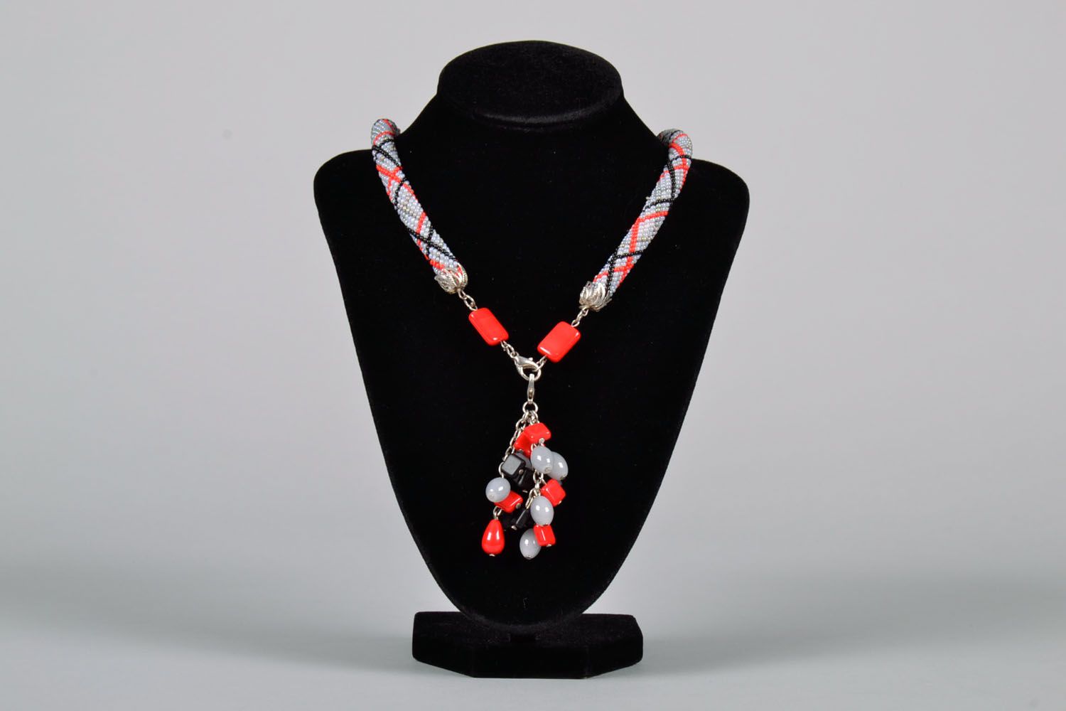 Collier en perles de rocaille fait main blanc-rouge-noir original pour femme photo 2