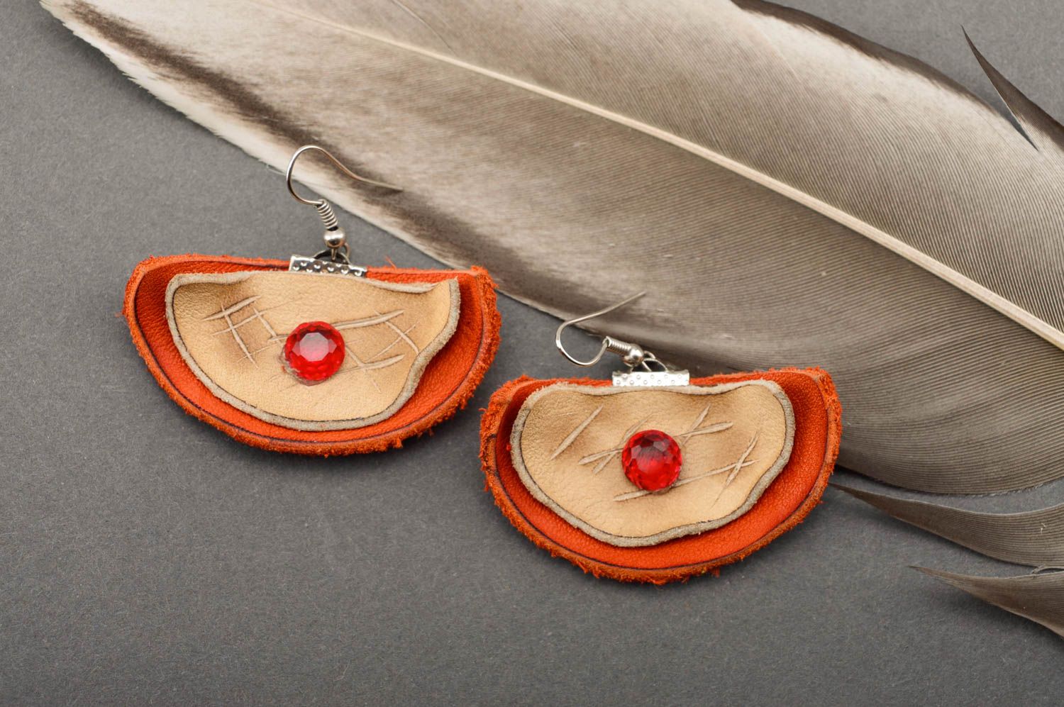 Украшение ручной работы женские серьги с подвесками оранжевые серьги из кожи фото 1