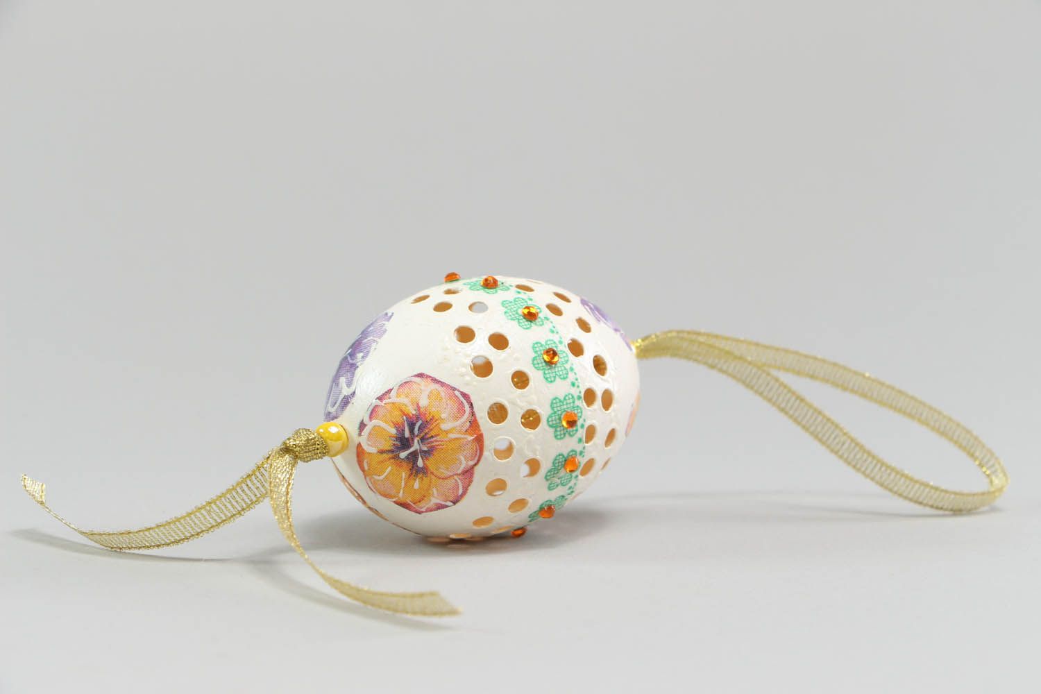 Pingente de Páscoa feito de casca de ovo decorado com um padrão na técnica de decoupage foto 2