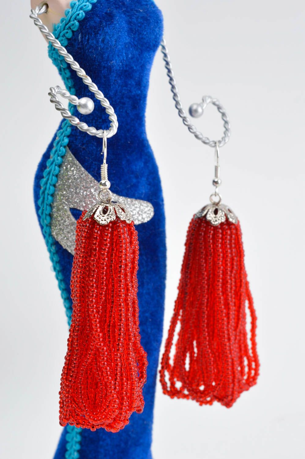 Красные серьги ручной работы модные серьги кисточки стильные серьги из бисера фото 1