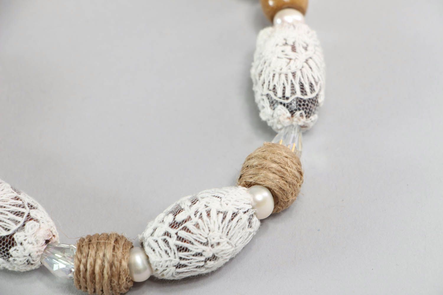 Collana di fili e merletto fatta a mano originale di moda bigiotteria da donna
 foto 3