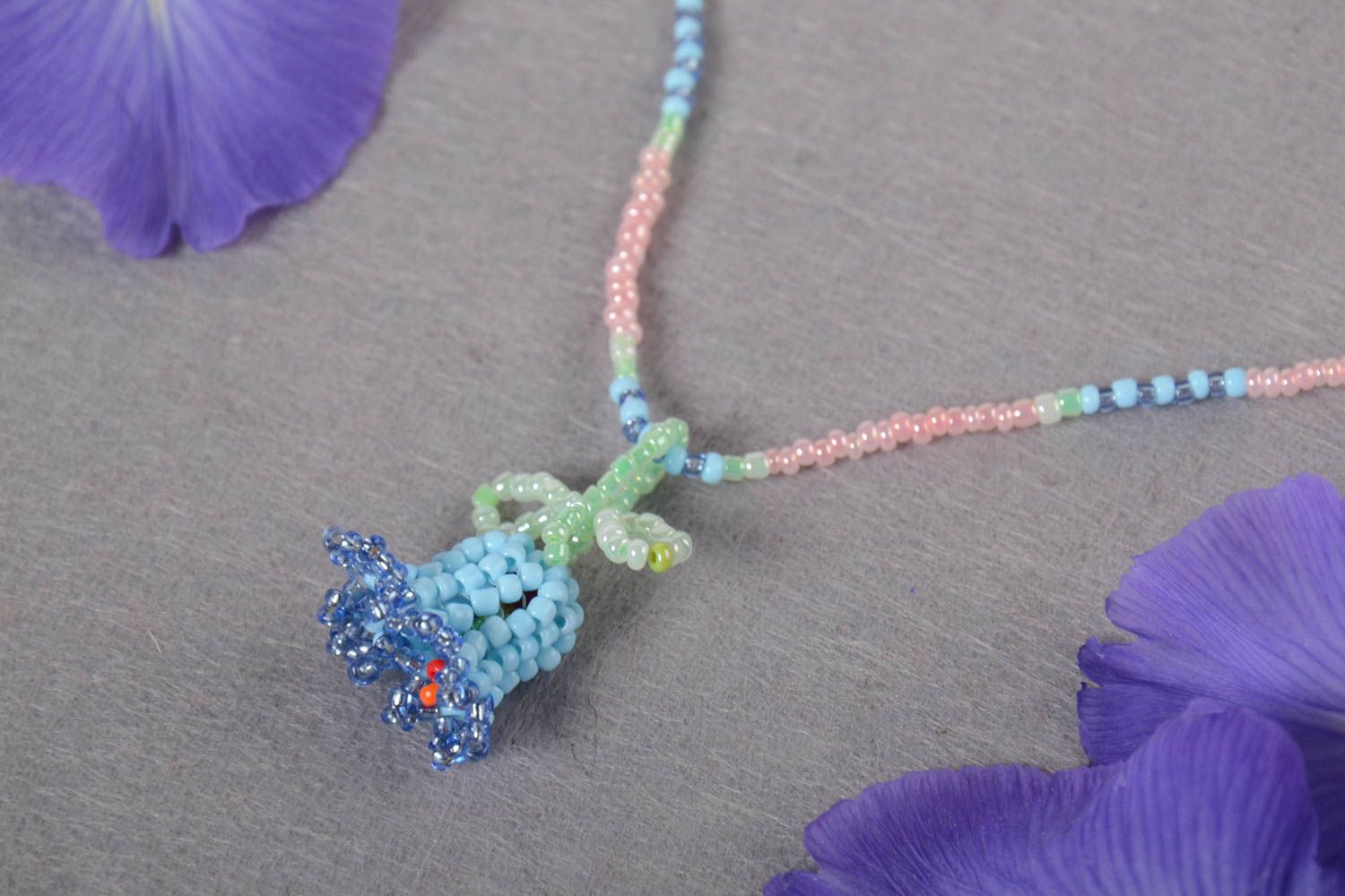 Zarter blauer wunderschöner Rocailles Anhänger mit Blume handmade Kinderschmuck foto 1