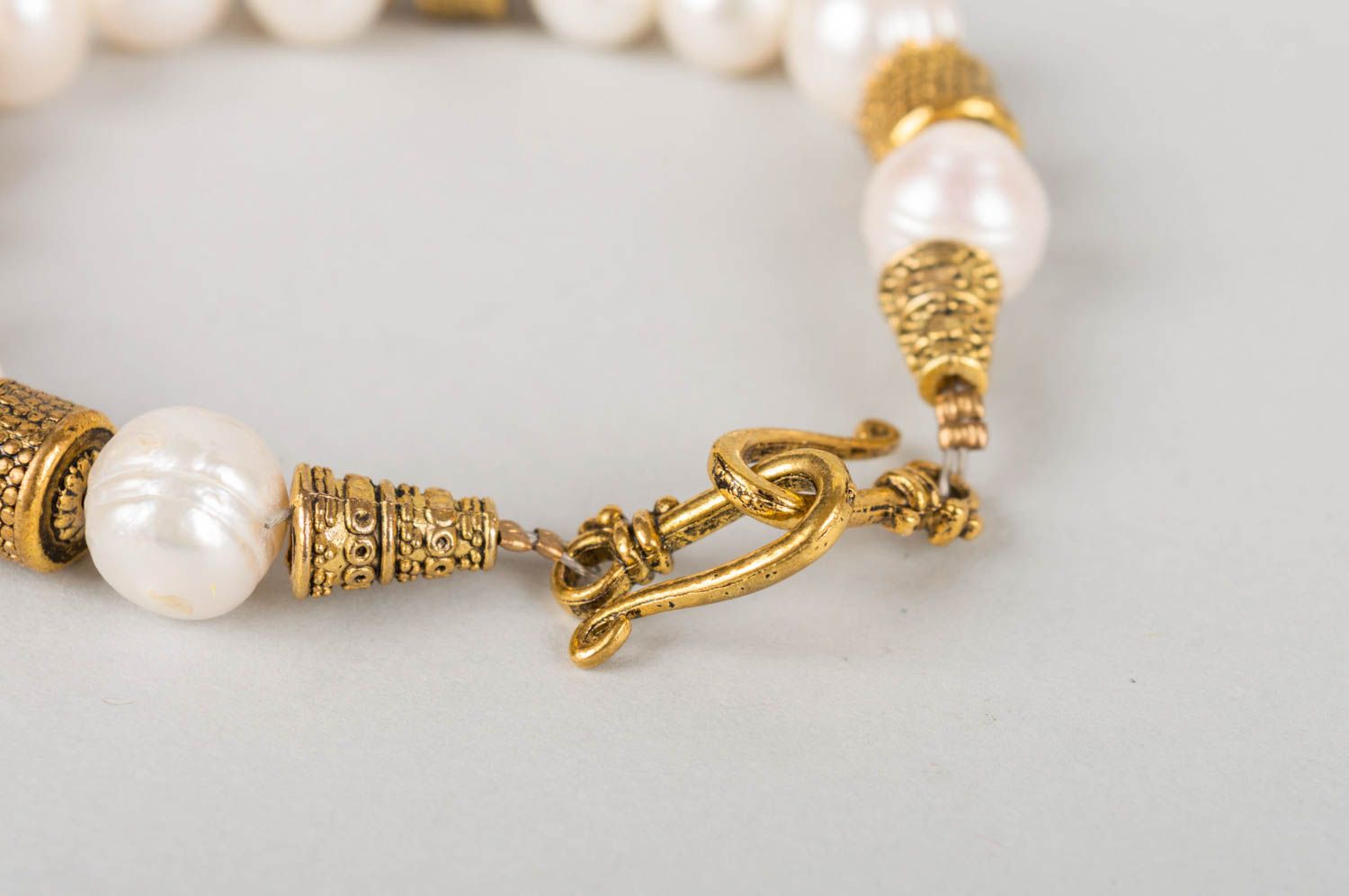 Handmade tender elegant women's wrist bracelet with fresh water pearls photo 4