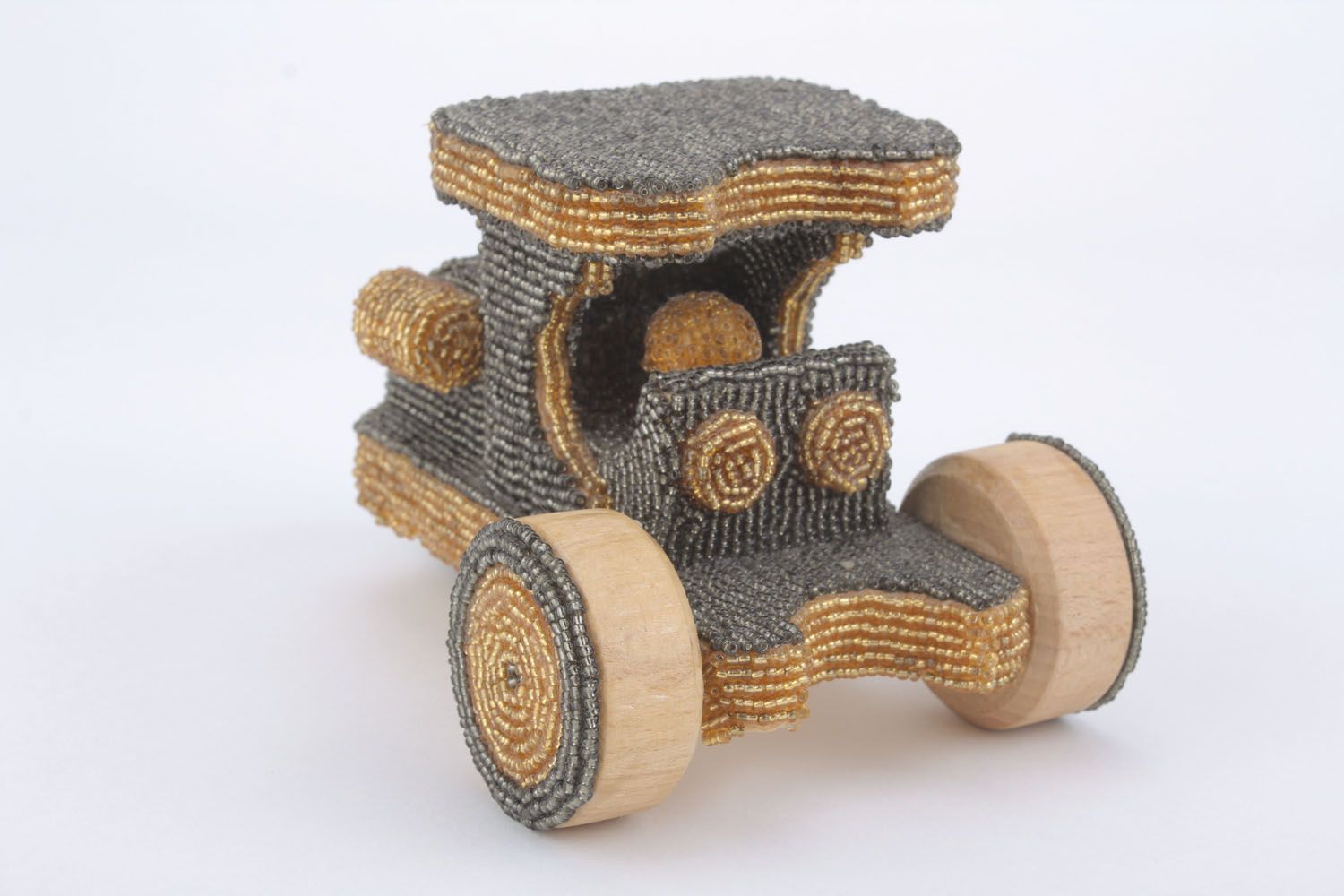 Brinquedo de madeira feito à mão com miçangas Tractor  foto 3