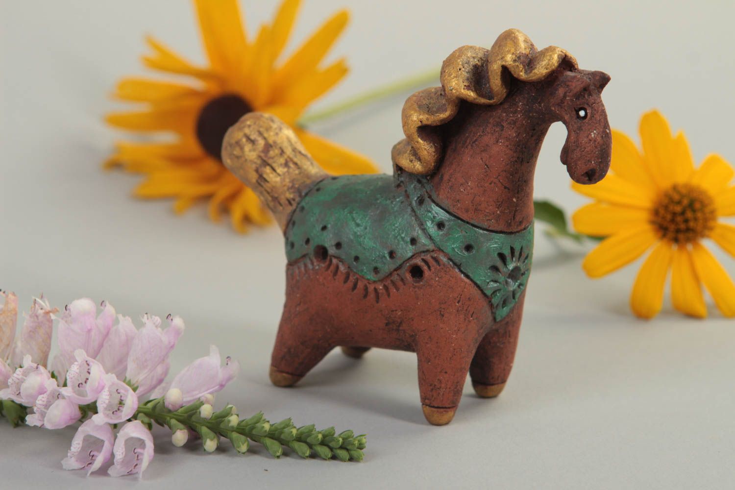 Окарина ручной работы свистулька из глины музыкальная эко-игрушка в виде лошадки фото 1