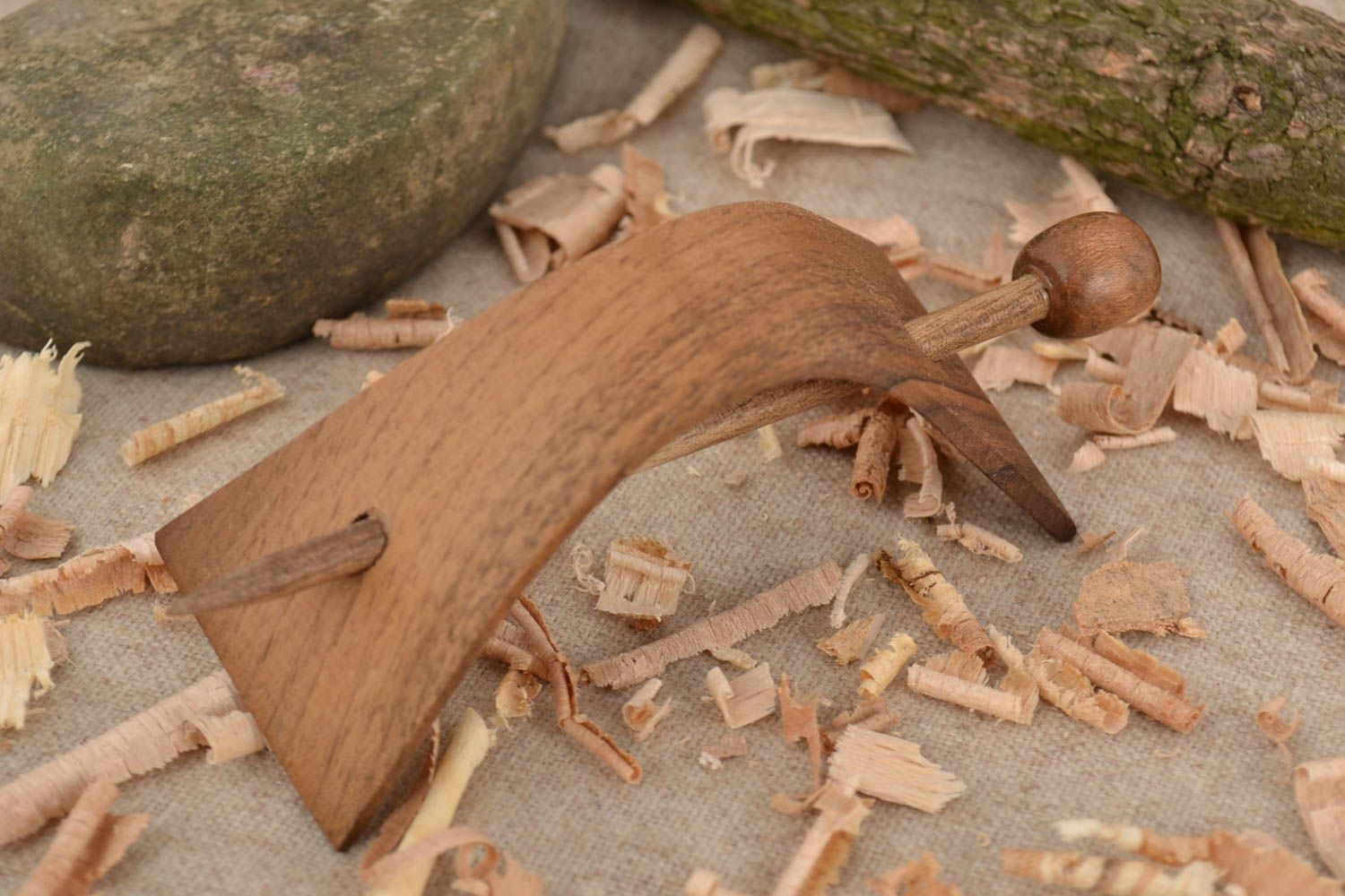 Pasador de pelo artesanal de madera con palito marrón estiloso foto 1
