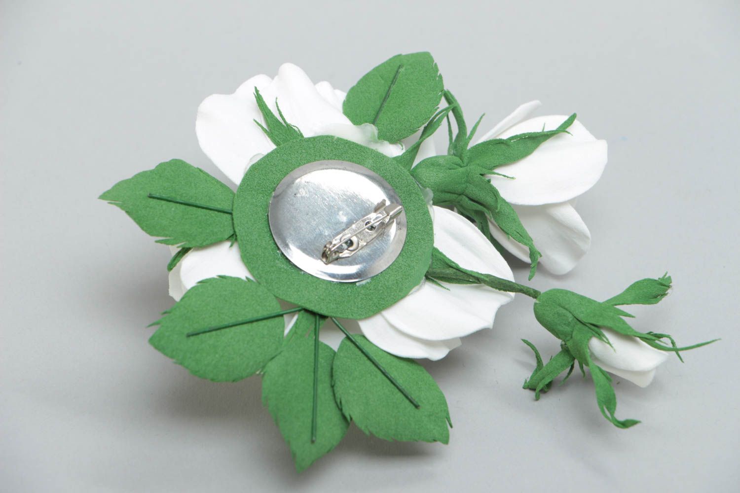 Broche en foamiran originale faite main en forme de fleur blanche pour femme photo 4