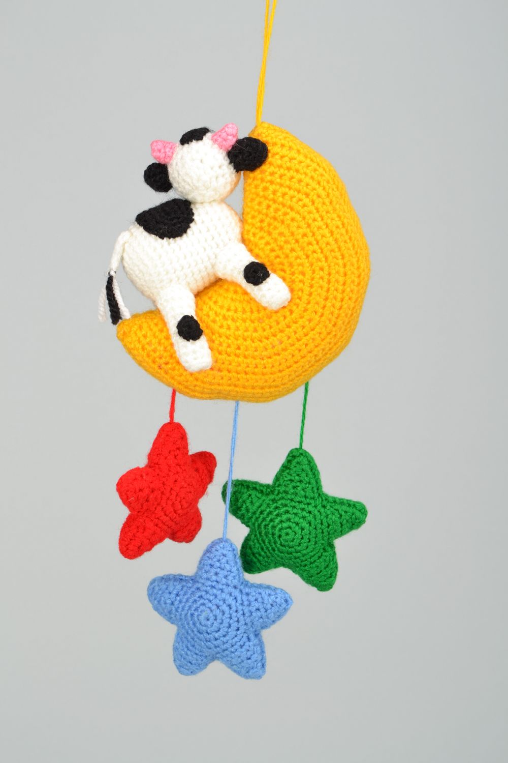 Jouet décoratif à suspendre tricoté artisanal Vache sur la lune photo 3
