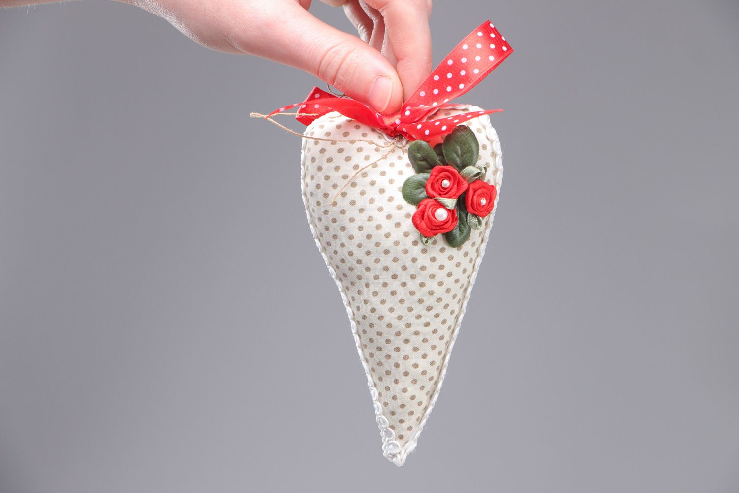 Petite décoration en tissu à suspendre faite main coeur blanc à pois avec fleurs photo 4