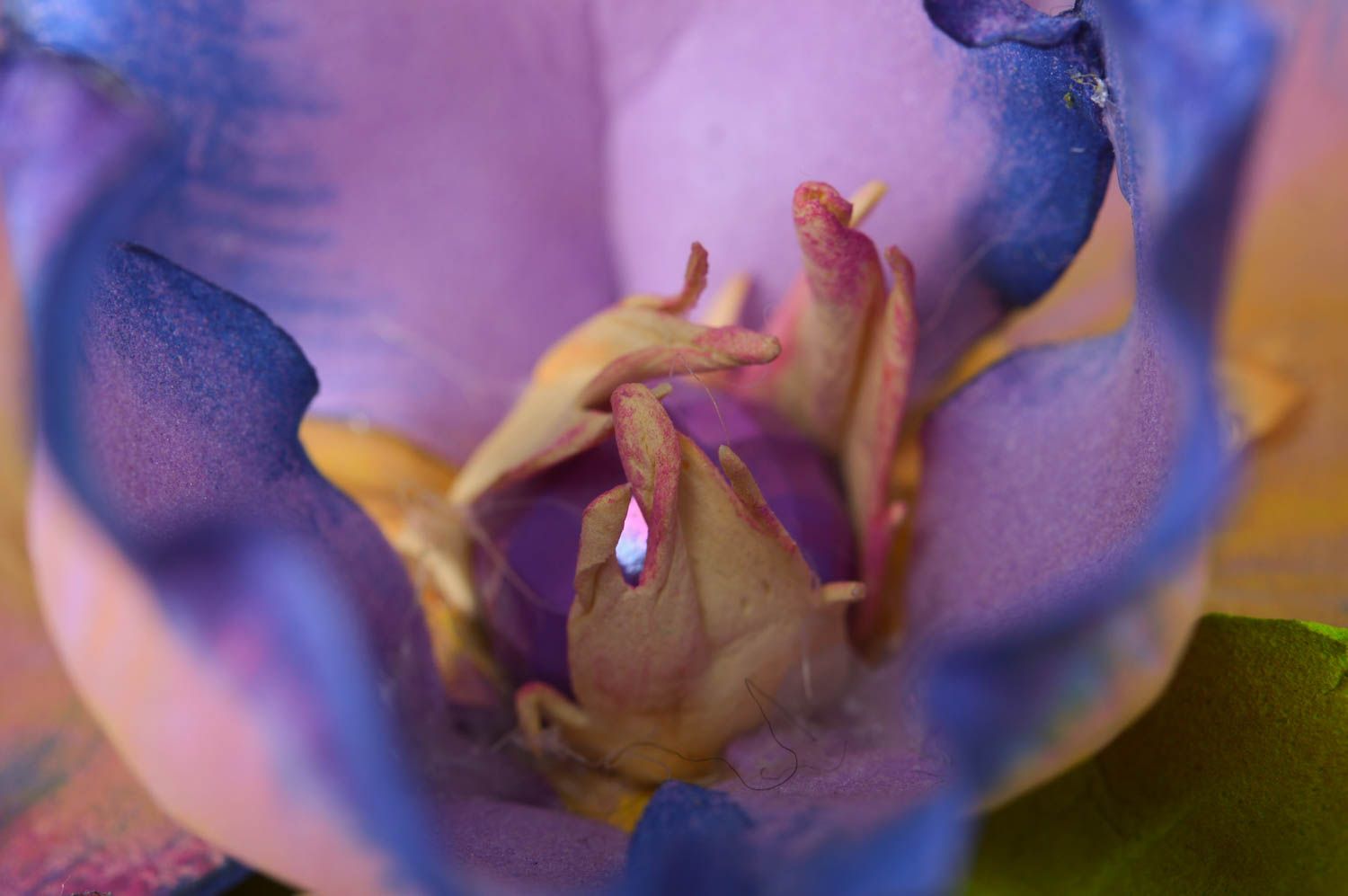 Broche artesanal de goma EVA con forma de orquídea violeta con cuentas foto 4