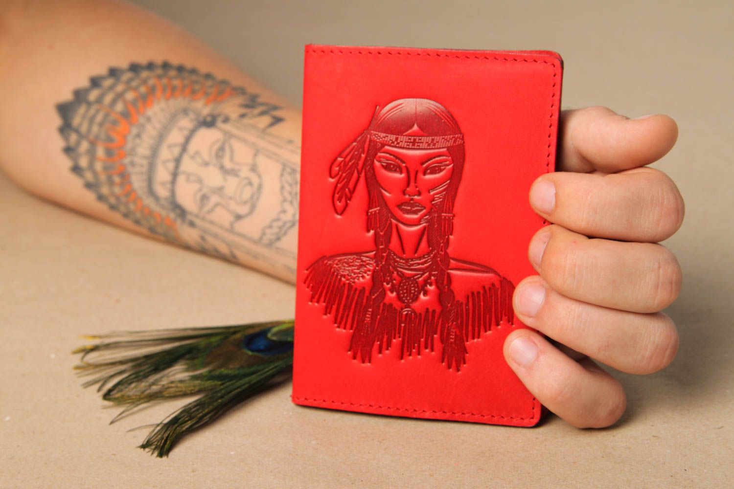 Estuche para pasaporte hecho a mano rojo accesorio de hombre regalo original foto 1