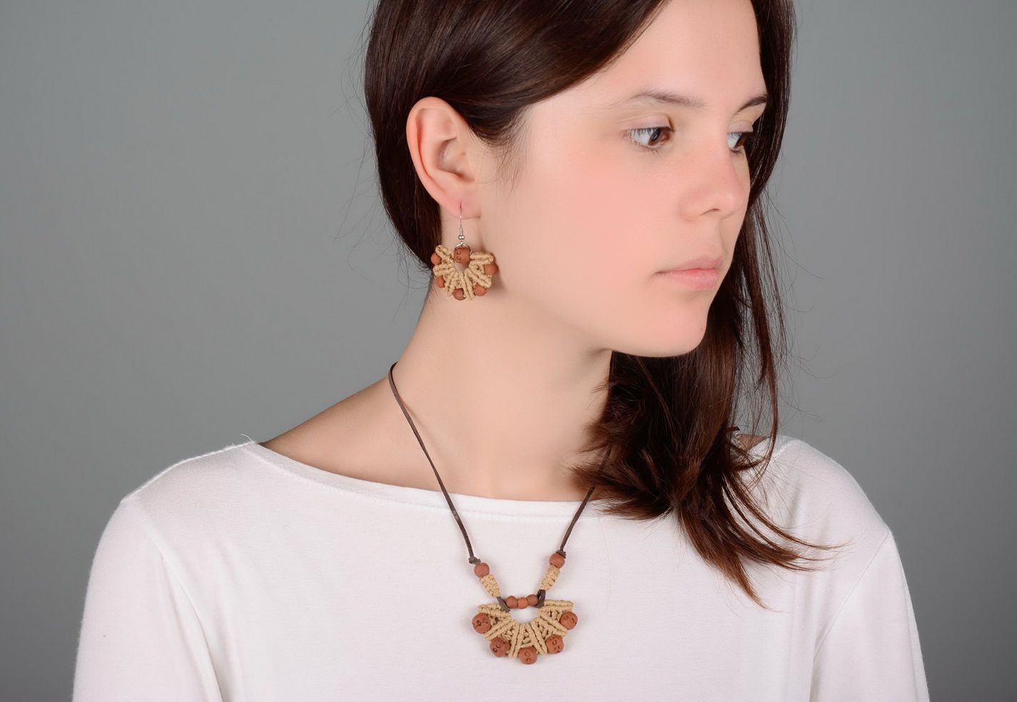 Parure de bijoux: boucles d'oreilles et collier photo 3