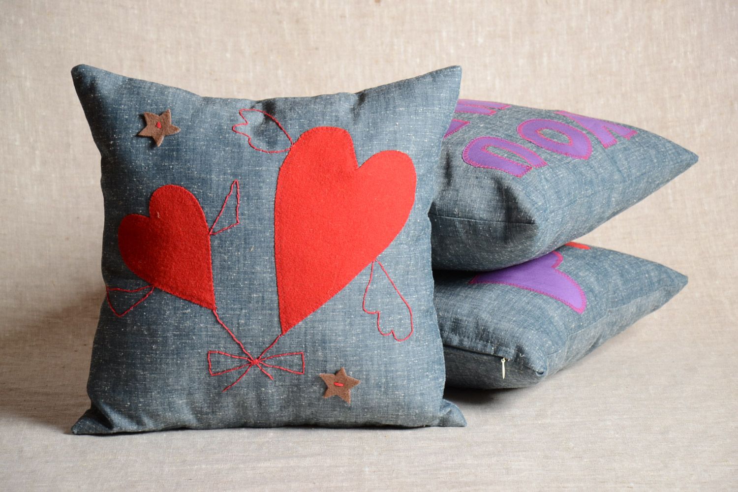 Almohada decorativa gris para sofé con aplicación con forma de corazones artesanal foto 1