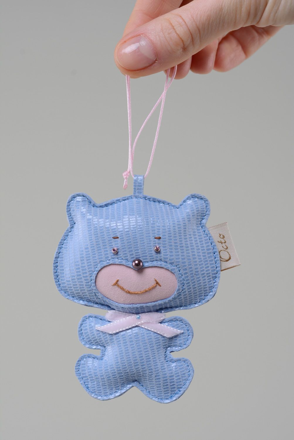 Porte-clés en cuir fait main accessoire pour sac de design en forme d'ours bleu photo 3