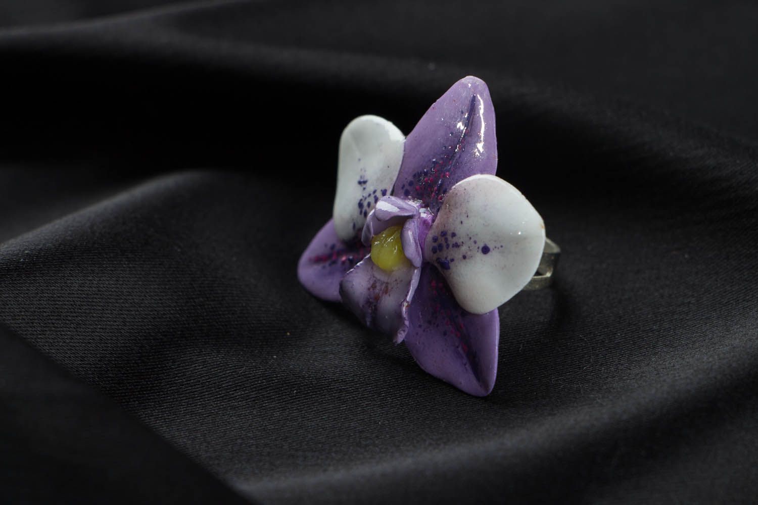 Anel com flor de argila de polímero artesanal foto 1
