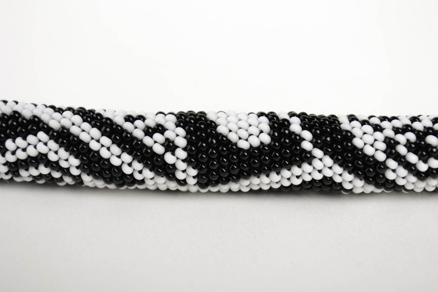 Collier spirale Bijou fait main noir et blanc Cadeau femme perles de rocaille photo 3
