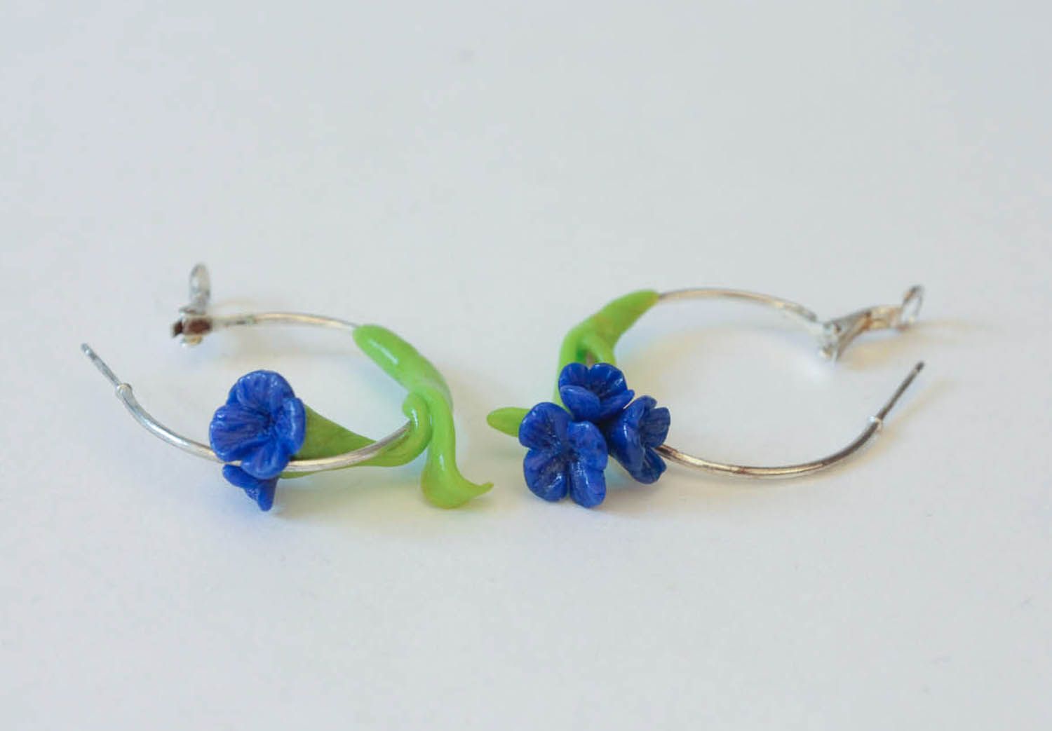 Blaue Ohrringe mit Blumen aus Polymerton foto 2