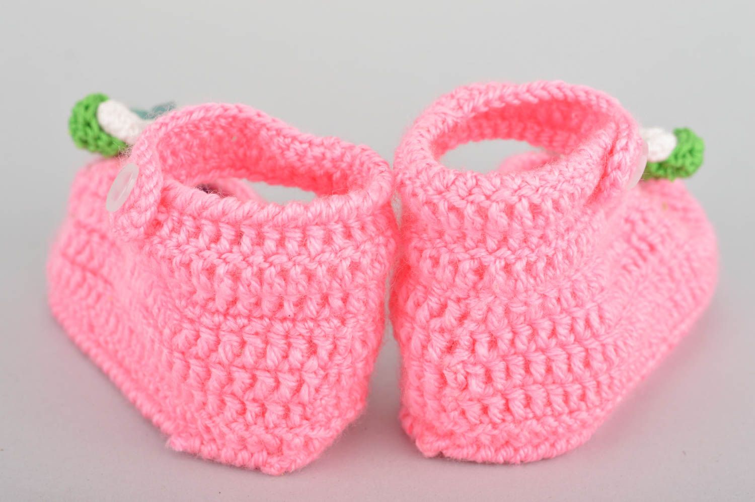 Schöne originelle rosafarbige gehäkelte Babyschuhe aus Baumwolle für Mädchen foto 5